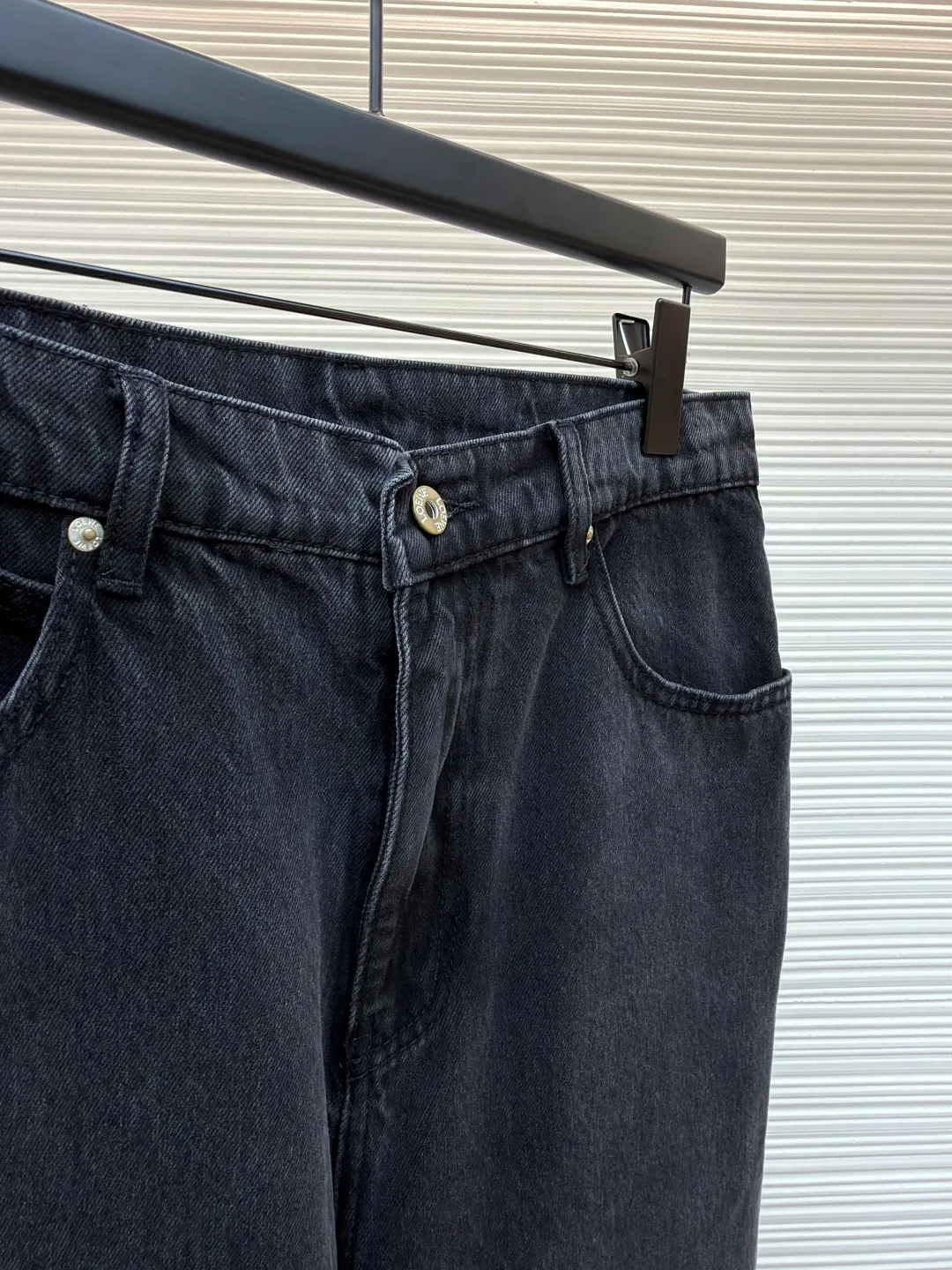 Loewe Anagram denim jeans ●Authentic product: Purchased and developed by 5312 ●Item number: 1681752-A70 ●Material: denim denim fabric ●Technology: laser cutting and production ●Version: fitted version ●Weight: about 720 grams ●Size: 46-48-50-52 ●Description: Customized dense core condensate material, comfortable and close to the skin, full of texture, Elbows decorated with Anagram hollow design The button-flap welt pockets on the chest are sublimated. The classic LOEWE leather logo on the back is embellished with visual recognition. It is a declaration of personality and taste. The collision of classics and innovation. The versatile charm of the denim jacket. The denim element is also synonymous with casualness. Using laser cutting, the elbows are manually disassembled, laid out flat for laser positioning and cutting the anagram pattern, and then hand-applied internally, and finally manually sewn on. The labor cost is high, the loss is high, and the daily output is low. The overall wiring is straight and delicate, the fabric is comfortable and soft, and the color is consistent without color difference. It can be matched with the same style to create a fashionable look and control various occasions. Customized accessories, complete with three standards, same style for men and women!