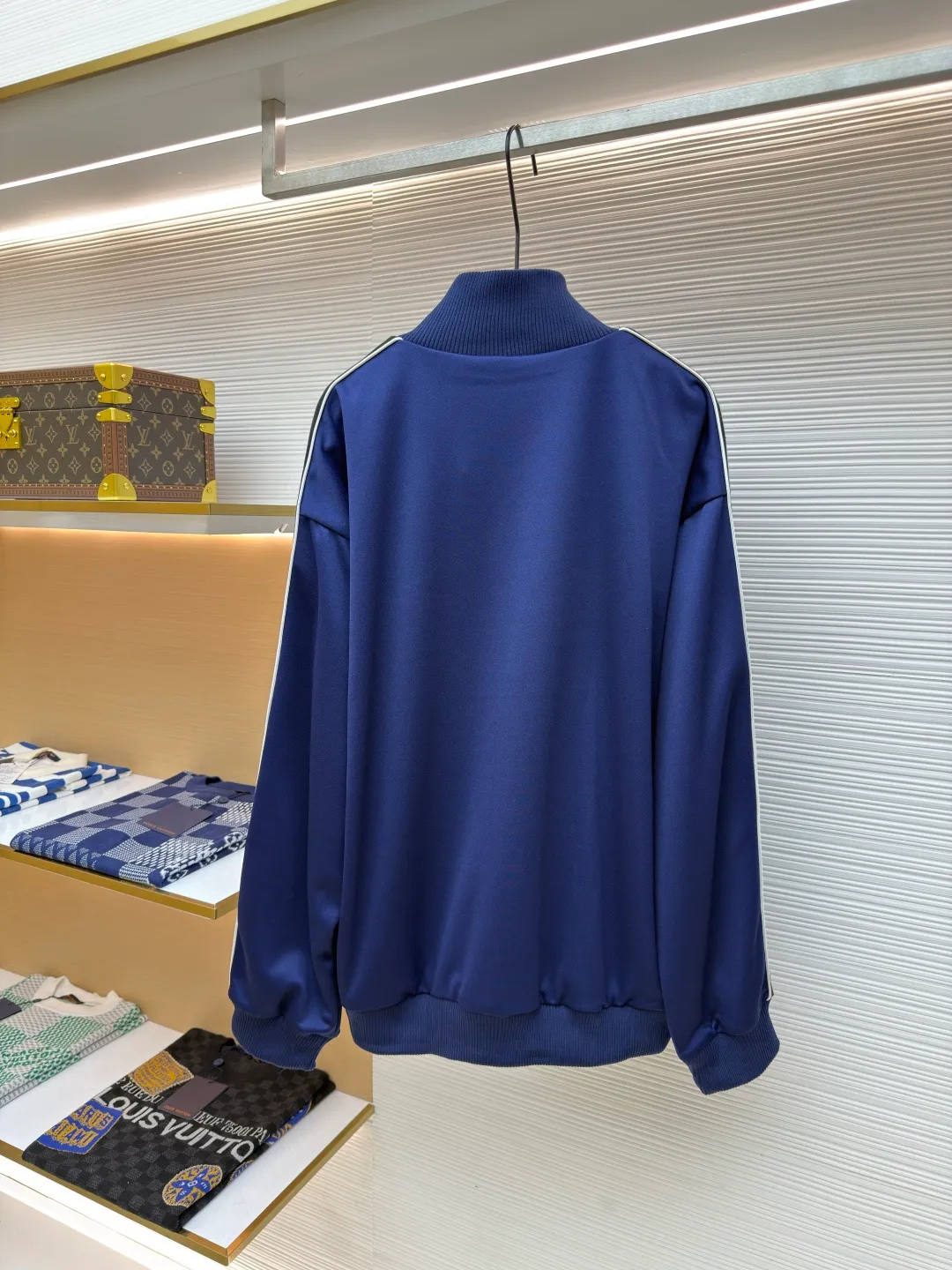 LOEWE Loewe embroidered ribbon jacket ●Authentic product: Purchased and developed for 12900 ●Item number: 1680231-B40 ●Fabric: pure cotton fabric ●Technology: embroidery production ●Version: Loose version ●Weight: about 935 grams ●Size: S-M-L-XL ●Description: Made of 40-count genuine mercerized double-sided, original customized fabric. Woven by the latest imported looms, high-density texture, and the garment version is very three-dimensional. The embroidery uses three-dimensional plane embroidery, and the number of high-density embroidery needles is as high as 6,400. The waistband is made of pure cotton custom-woven jacquard technology, and the entire waistband has the LOEWE brand logo. The back pocket zipper is made of 100% nylon custom material, and the zipper has the LOEWE brand logo. The webbing is made of pure cotton and the original size is 1:1, and the letter tape is made of silver yarn. The overall wiring is straight and delicate, the fabric is comfortable and soft, and the color is consistent without color difference. It can be matched with the same style to create a fashionable look and control various occasions. Customized accessories, complete with three standards, same style for men and women!