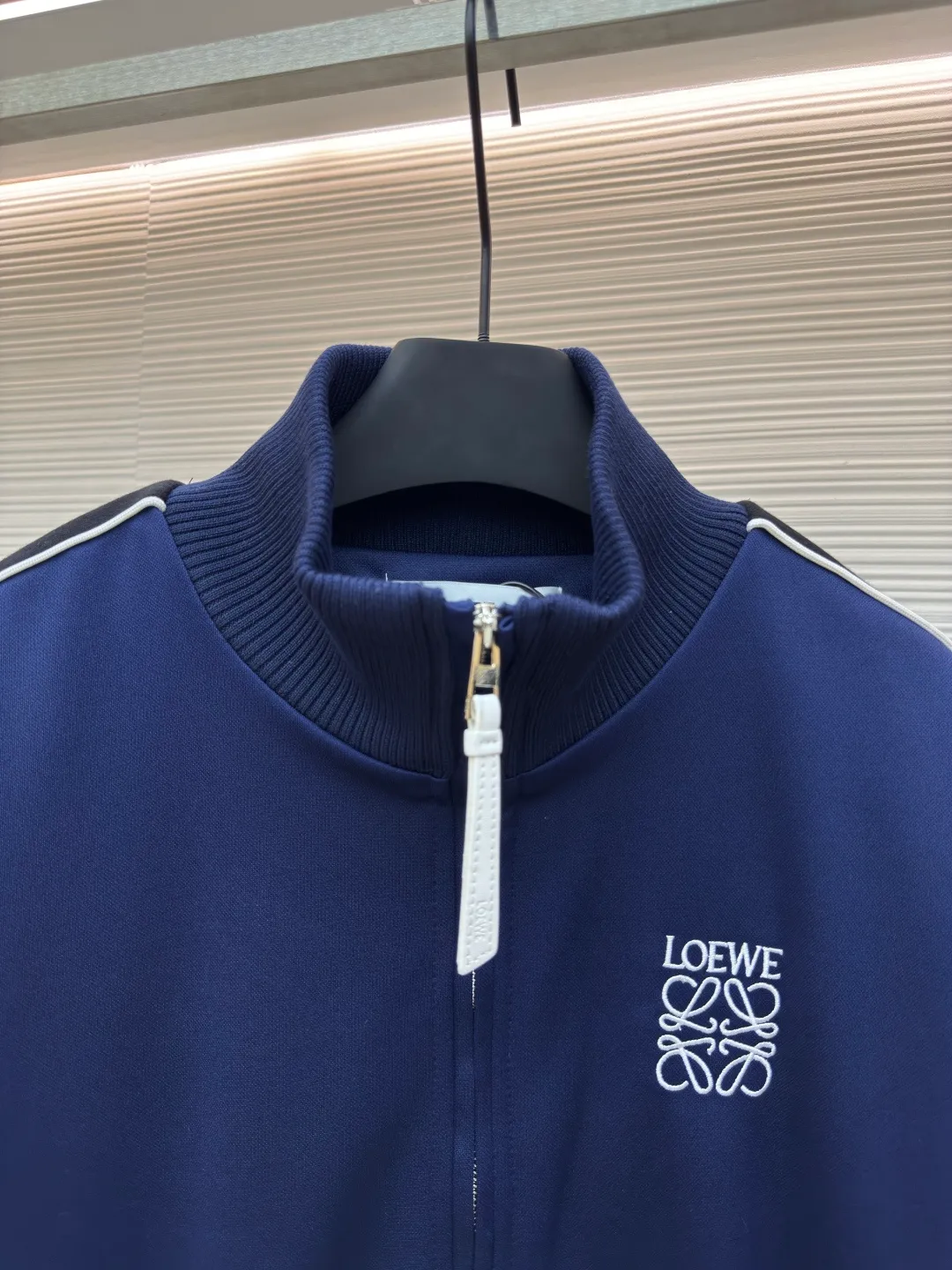 LOEWE Loewe embroidered ribbon jacket ●Authentic product: Purchased and developed for 12900 ●Item number: 1680231-B40 ●Fabric: pure cotton fabric ●Technology: embroidery production ●Version: Loose version ●Weight: about 935 grams ●Size: S-M-L-XL ●Description: Made of 40-count genuine mercerized double-sided, original customized fabric. Woven by the latest imported looms, high-density texture, and the garment version is very three-dimensional. The embroidery uses three-dimensional plane embroidery, and the number of high-density embroidery needles is as high as 6,400. The waistband is made of pure cotton custom-woven jacquard technology, and the entire waistband has the LOEWE brand logo. The back pocket zipper is made of 100% nylon custom material, and the zipper has the LOEWE brand logo. The webbing is made of pure cotton and the original size is 1:1, and the letter tape is made of silver yarn. The overall wiring is straight and delicate, the fabric is comfortable and soft, and the color is consistent without color difference. It can be matched with the same style to create a fashionable look and control various occasions. Customized accessories, complete with three standards, same style for men and women!