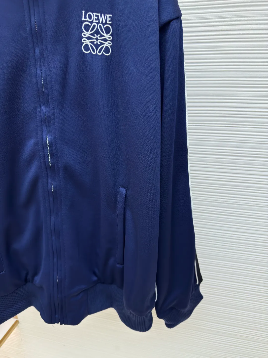 LOEWE Loewe embroidered ribbon jacket ●Authentic product: Purchased and developed for 12900 ●Item number: 1680231-B40 ●Fabric: pure cotton fabric ●Technology: embroidery production ●Version: Loose version ●Weight: about 935 grams ●Size: S-M-L-XL ●Description: Made of 40-count genuine mercerized double-sided, original customized fabric. Woven by the latest imported looms, high-density texture, and the garment version is very three-dimensional. The embroidery uses three-dimensional plane embroidery, and the number of high-density embroidery needles is as high as 6,400. The waistband is made of pure cotton custom-woven jacquard technology, and the entire waistband has the LOEWE brand logo. The back pocket zipper is made of 100% nylon custom material, and the zipper has the LOEWE brand logo. The webbing is made of pure cotton and the original size is 1:1, and the letter tape is made of silver yarn. The overall wiring is straight and delicate, the fabric is comfortable and soft, and the color is consistent without color difference. It can be matched with the same style to create a fashionable look and control various occasions. Customized accessories, complete with three standards, same style for men and women!