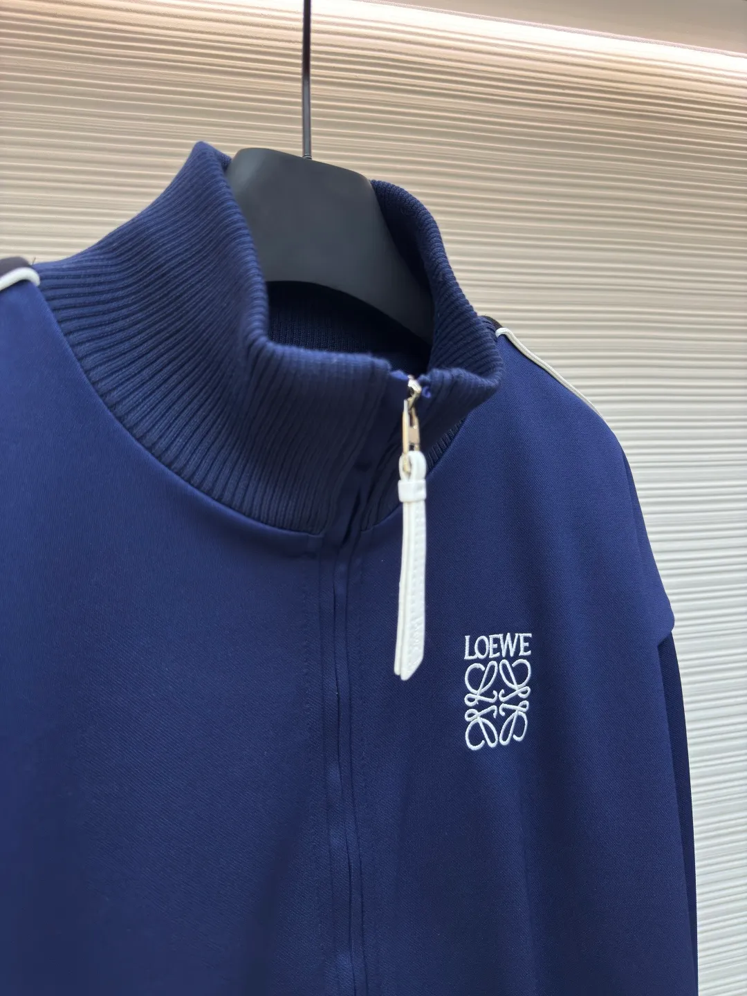 LOEWE Loewe embroidered ribbon jacket ●Authentic product: Purchased and developed for 12900 ●Item number: 1680231-B40 ●Fabric: pure cotton fabric ●Technology: embroidery production ●Version: Loose version ●Weight: about 935 grams ●Size: S-M-L-XL ●Description: Made of 40-count genuine mercerized double-sided, original customized fabric. Woven by the latest imported looms, high-density texture, and the garment version is very three-dimensional. The embroidery uses three-dimensional plane embroidery, and the number of high-density embroidery needles is as high as 6,400. The waistband is made of pure cotton custom-woven jacquard technology, and the entire waistband has the LOEWE brand logo. The back pocket zipper is made of 100% nylon custom material, and the zipper has the LOEWE brand logo. The webbing is made of pure cotton and the original size is 1:1, and the letter tape is made of silver yarn. The overall wiring is straight and delicate, the fabric is comfortable and soft, and the color is consistent without color difference. It can be matched with the same style to create a fashionable look and control various occasions. Customized accessories, complete with three standards, same style for men and women!
