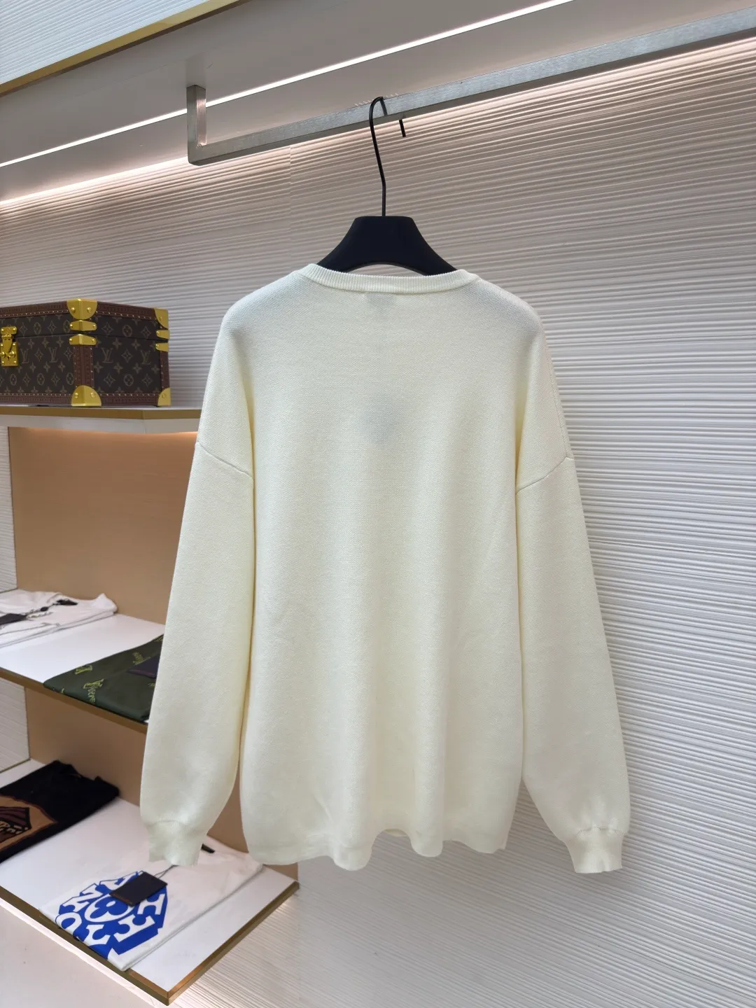 5LOEWE pocket jacquard sweater ●Authentic product: Purchased and developed by 7154 ●Item number: 1680550-A85 ●Fabric: wool blended fabric ●Technology: jacquard production ●Version: loose fit ●Weight: about 635 grams ●Size: S-M-L-XL ●Description: Made of 49% viscose, 43% cotton and a small amount of nylon and spandex. Viscose and cotton are used to be skin-friendly, smooth and drapey, making it feel like a spring breeze when worn close to the body. With the support of a small amount of nylon, its wear resistance is greatly improved. The feeding of spandex provides an appropriate and beneficial elasticity margin, allowing free movement without a sense of restraint. Using a high needle count and fine gauge loom, every turn of the pattern is delicately carved to avoid jagged edges, forming a high-quality LOGO jacquard with clear and neat borders on the front and smooth and friction-free back. The overall wiring is straight and delicate, the fabric is comfortable and soft, and the color is consistent without color difference. It can be matched with the same style to create a fashionable look and control various occasions. Customized accessories, complete with three standards, same style for men and women!