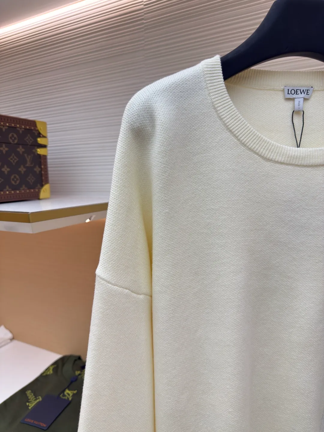 5LOEWE pocket jacquard sweater ●Authentic product: Purchased and developed by 7154 ●Item number: 1680550-A85 ●Fabric: wool blended fabric ●Technology: jacquard production ●Version: loose fit ●Weight: about 635 grams ●Size: S-M-L-XL ●Description: Made of 49% viscose, 43% cotton and a small amount of nylon and spandex. Viscose and cotton are used to be skin-friendly, smooth and drapey, making it feel like a spring breeze when worn close to the body. With the support of a small amount of nylon, its wear resistance is greatly improved. The feeding of spandex provides an appropriate and beneficial elasticity margin, allowing free movement without a sense of restraint. Using a high needle count and fine gauge loom, every turn of the pattern is delicately carved to avoid jagged edges, forming a high-quality LOGO jacquard with clear and neat borders on the front and smooth and friction-free back. The overall wiring is straight and delicate, the fabric is comfortable and soft, and the color is consistent without color difference. It can be matched with the same style to create a fashionable look and control various occasions. Customized accessories, complete with three standards, same style for men and women!