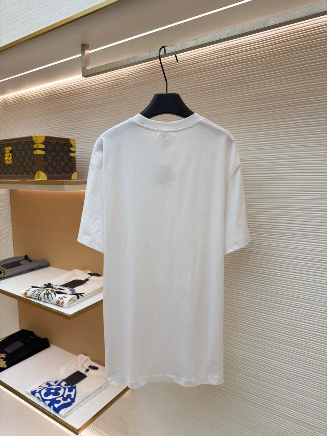 Loewe Anagram pocket embroidered short sleeves ●Original version: 4800 purchase and development ●Item number: 1682457-X90 ●Material: precision super soft brocade cotton fabric ●Technology: embroidery production ●Color: white ●Version: fitted version ●Weight: about 245 grams ●Size: S-M-L-XL ●Description: Customized satin precision super soft brocade cotton, delicate and soft, comfortable and close to the skin, decorated with LOEWE Anagram embroidered pockets on the chest The pocket design cleverly integrates the essence of the brand, shining like a work of art. The pocket style exudes unique charm, simple yet stylish. Adopt imported machine embroidery technology, use advanced computer control systems and precision mechanical components to achieve Anagram embroidery operations with high precision. The lines are smooth and delicate, and the fabrics have been washed. It has a better hand feel and texture, is not easy to deform, is not easy to shrink, is not easy to fade, and maintains long-term beauty. The overall wiring is straight and delicate, the fabric is comfortable and soft, and the color is consistent without color difference. It can be matched with the same style to create a fashionable look and control various occasions. Customized accessories, complete with three standards, same style for men and women!