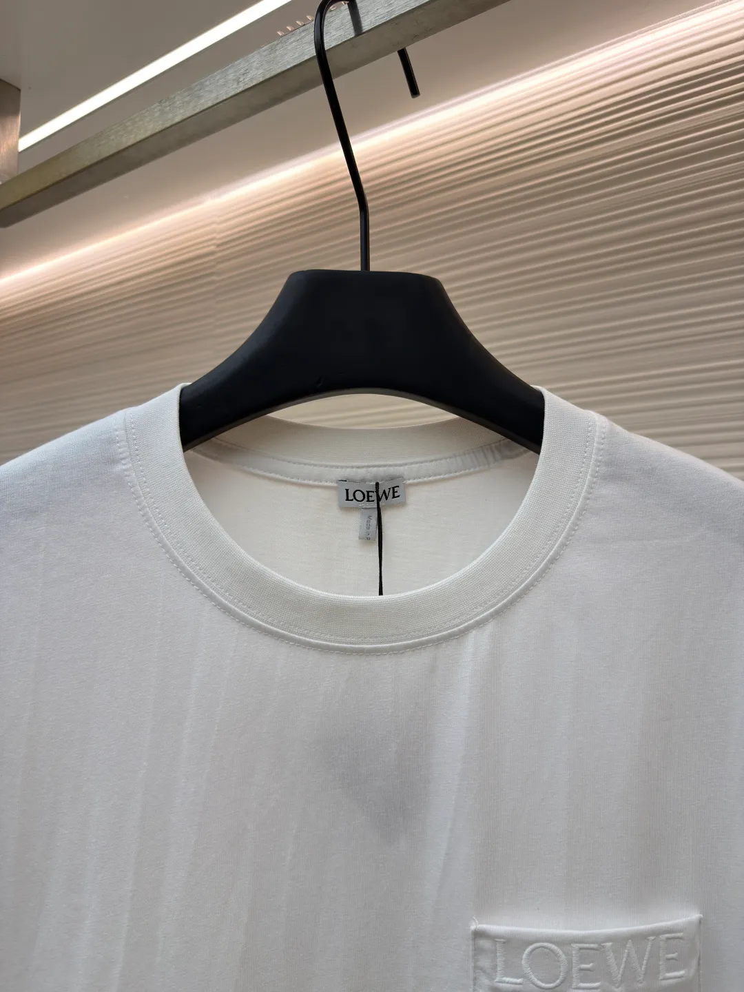 Loewe Anagram pocket embroidered short sleeves ●Original version: 4800 purchase and development ●Item number: 1682457-X90 ●Material: precision super soft brocade cotton fabric ●Technology: embroidery production ●Color: white ●Version: fitted version ●Weight: about 245 grams ●Size: S-M-L-XL ●Description: Customized satin precision super soft brocade cotton, delicate and soft, comfortable and close to the skin, decorated with LOEWE Anagram embroidered pockets on the chest The pocket design cleverly integrates the essence of the brand, shining like a work of art. The pocket style exudes unique charm, simple yet stylish. Adopt imported machine embroidery technology, use advanced computer control systems and precision mechanical components to achieve Anagram embroidery operations with high precision. The lines are smooth and delicate, and the fabrics have been washed. It has a better hand feel and texture, is not easy to deform, is not easy to shrink, is not easy to fade, and maintains long-term beauty. The overall wiring is straight and delicate, the fabric is comfortable and soft, and the color is consistent without color difference. It can be matched with the same style to create a fashionable look and control various occasions. Customized accessories, complete with three standards, same style for men and women!