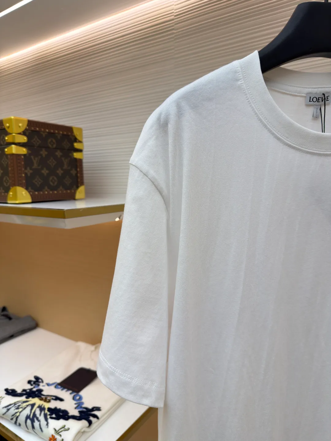 Loewe Anagram pocket embroidered short sleeves ●Original version: 4800 purchase and development ●Item number: 1682457-X90 ●Material: precision super soft brocade cotton fabric ●Technology: embroidery production ●Color: white ●Version: fitted version ●Weight: about 245 grams ●Size: S-M-L-XL ●Description: Customized satin precision super soft brocade cotton, delicate and soft, comfortable and close to the skin, decorated with LOEWE Anagram embroidered pockets on the chest The pocket design cleverly integrates the essence of the brand, shining like a work of art. The pocket style exudes unique charm, simple yet stylish. Adopt imported machine embroidery technology, use advanced computer control systems and precision mechanical components to achieve Anagram embroidery operations with high precision. The lines are smooth and delicate, and the fabrics have been washed. It has a better hand feel and texture, is not easy to deform, is not easy to shrink, is not easy to fade, and maintains long-term beauty. The overall wiring is straight and delicate, the fabric is comfortable and soft, and the color is consistent without color difference. It can be matched with the same style to create a fashionable look and control various occasions. Customized accessories, complete with three standards, same style for men and women!