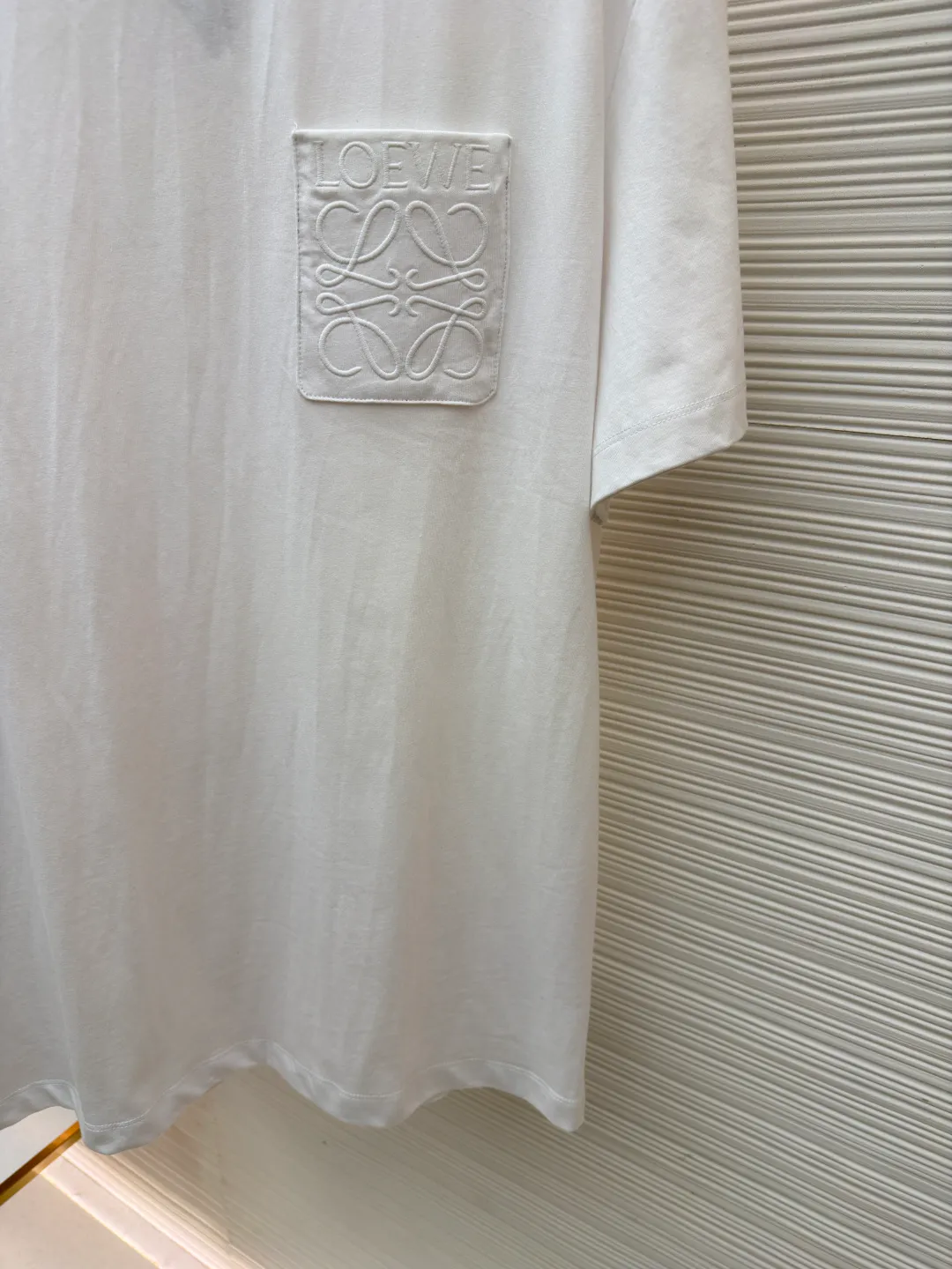 Loewe Anagram pocket embroidered short sleeves ●Original version: 4800 purchase and development ●Item number: 1682457-X90 ●Material: precision super soft brocade cotton fabric ●Technology: embroidery production ●Color: white ●Version: fitted version ●Weight: about 245 grams ●Size: S-M-L-XL ●Description: Customized satin precision super soft brocade cotton, delicate and soft, comfortable and close to the skin, decorated with LOEWE Anagram embroidered pockets on the chest The pocket design cleverly integrates the essence of the brand, shining like a work of art. The pocket style exudes unique charm, simple yet stylish. Adopt imported machine embroidery technology, use advanced computer control systems and precision mechanical components to achieve Anagram embroidery operations with high precision. The lines are smooth and delicate, and the fabrics have been washed. It has a better hand feel and texture, is not easy to deform, is not easy to shrink, is not easy to fade, and maintains long-term beauty. The overall wiring is straight and delicate, the fabric is comfortable and soft, and the color is consistent without color difference. It can be matched with the same style to create a fashionable look and control various occasions. Customized accessories, complete with three standards, same style for men and women!