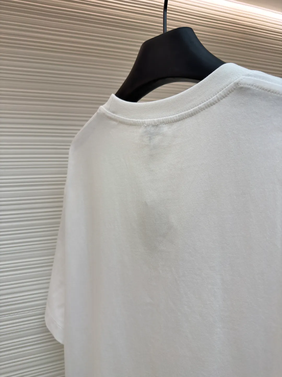 Loewe Anagram pocket embroidered short sleeves ●Original version: 4800 purchase and development ●Item number: 1682457-X90 ●Material: precision super soft brocade cotton fabric ●Technology: embroidery production ●Color: white ●Version: fitted version ●Weight: about 245 grams ●Size: S-M-L-XL ●Description: Customized satin precision super soft brocade cotton, delicate and soft, comfortable and close to the skin, decorated with LOEWE Anagram embroidered pockets on the chest The pocket design cleverly integrates the essence of the brand, shining like a work of art. The pocket style exudes unique charm, simple yet stylish. Adopt imported machine embroidery technology, use advanced computer control systems and precision mechanical components to achieve Anagram embroidery operations with high precision. The lines are smooth and delicate, and the fabrics have been washed. It has a better hand feel and texture, is not easy to deform, is not easy to shrink, is not easy to fade, and maintains long-term beauty. The overall wiring is straight and delicate, the fabric is comfortable and soft, and the color is consistent without color difference. It can be matched with the same style to create a fashionable look and control various occasions. Customized accessories, complete with three standards, same style for men and women!