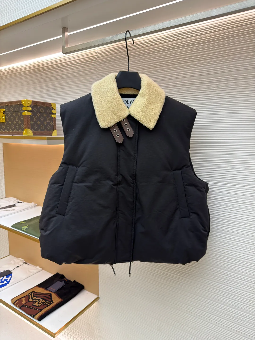 LOEWE lamb collar stitching tie decorative vest ●Original version: Purchased and developed in 19822 ●Item number: 1680962-E65 ●Fabric: sheepskin lamb fabric ●Technology: embroidery production ●Version: Fitted version ●Weight: about 1030 grams ●Size: S-M-L ●Description: Made of Oxford fabric blended with 60% cotton and 40% nylon. Cotton fiber has a natural skin-friendly feel and good moisture absorption and breathability. The addition of nylon improves wear resistance and skeleton strength, while the high-density braid layer enhances the velvet locking effect. The lambswool lapel design effectively wraps the neck and reduces heat loss. Its texture is soft, delicate to the touch, close to the skin and non-irritating, providing a comfortable experience. The furry texture can modify facial lines, making the face look smaller and more refined. It uses 90 white duck down with a weight of 220g to ensure excellent thermal insulation performance. After strict screening and processing, the velvet is not easy to get drilled, ensuring durability. The inner and outer denim fabrics are misaligned by 1.5 cm, blocking the migration path of velvet. The anti-velvet silk thread is used through the imported No. 7 needle to achieve a chain stitch of 14 stitches/inch, resulting in tight and straight stitch spacing and a sewing effect without skipping stitches. The inner bag surface is formed into high-precision Anagram embroidery with about 6,000 stitches through the advanced computer control system and precision mechanical components of the imported embroidery machine. The overall wiring is straight and delicate, the fabric is comfortable and soft, and the color is consistent without color difference. It can be matched with the same style to create a fashionable look and control various occasions. Customized accessories, complete with three standards, same style for men and women!