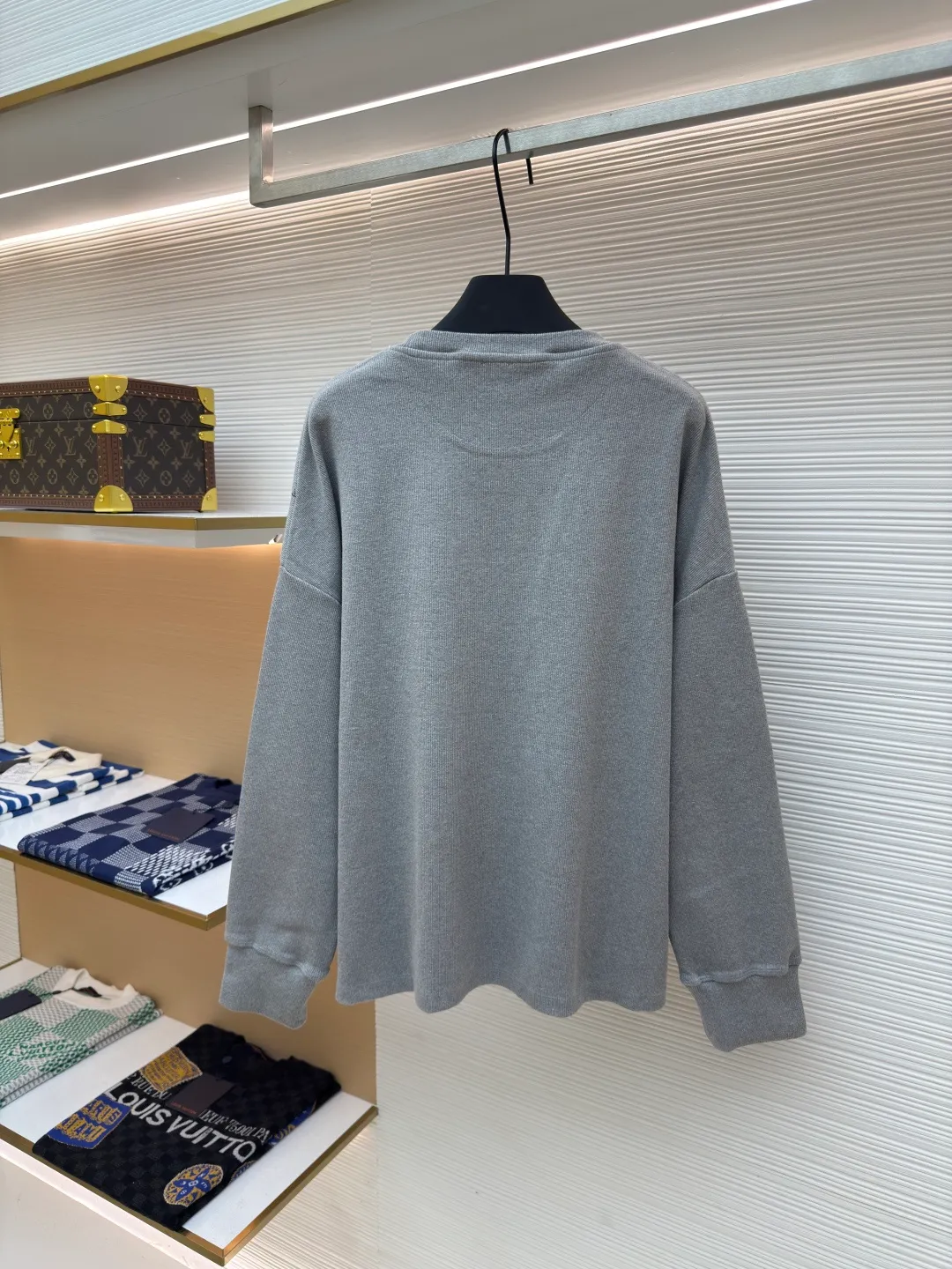 Loewe Anagram embroidered long sleeves ●Authentic product: Purchased and developed for 5800 ●Item number: 1680330-A75 ●Material: pure cotton fabric ●Technology: embroidery production ●Version: fitted version ●Weight: about 595 grams ●Size: S-M-L-XL ●Description: Customized densely woven cotton ribbed cotton, flexible and delicate, comfortable and close to the skin, with deep black as the base, calm and iconic Loewe The Anagram embroidery mark is embellished on the chest. It condenses the essence of the brand in a minimalist shape. It is neatly cut to fit the body curve without too much color accumulation. The simplicity is like a clear spring. It interprets the high-end minimalist fashion philosophy with simplicity. It uses imported machine embroidery technology and uses advanced computer control systems and precise mechanical components to realize Loewe Anagram embroidery operations with high precision. The lines are smooth and delicate. The fabrics have been washed and have better hand texture. It is not easy to deform and not easy to shrink. Not easy to fade and maintain long-lasting beauty. The overall wiring is straight and delicate, the fabric is comfortable and soft, and the color is consistent without color difference. It can be matched with the same style to create a fashionable look and control various occasions. Customized accessories, complete with three standards, same style for men and women!