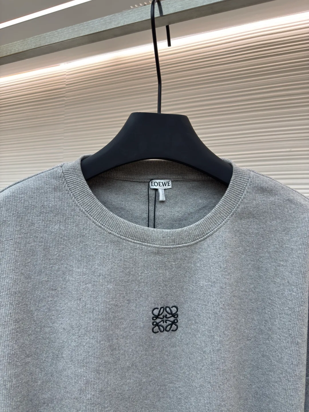 Loewe Anagram embroidered long sleeves ●Authentic product: Purchased and developed for 5800 ●Item number: 1680330-A75 ●Material: pure cotton fabric ●Technology: embroidery production ●Version: fitted version ●Weight: about 595 grams ●Size: S-M-L-XL ●Description: Customized densely woven cotton ribbed cotton, flexible and delicate, comfortable and close to the skin, with deep black as the base, calm and iconic Loewe The Anagram embroidery mark is embellished on the chest. It condenses the essence of the brand in a minimalist shape. It is neatly cut to fit the body curve without too much color accumulation. The simplicity is like a clear spring. It interprets the high-end minimalist fashion philosophy with simplicity. It uses imported machine embroidery technology and uses advanced computer control systems and precise mechanical components to realize Loewe Anagram embroidery operations with high precision. The lines are smooth and delicate. The fabrics have been washed and have better hand texture. It is not easy to deform and not easy to shrink. Not easy to fade and maintain long-lasting beauty. The overall wiring is straight and delicate, the fabric is comfortable and soft, and the color is consistent without color difference. It can be matched with the same style to create a fashionable look and control various occasions. Customized accessories, complete with three standards, same style for men and women!