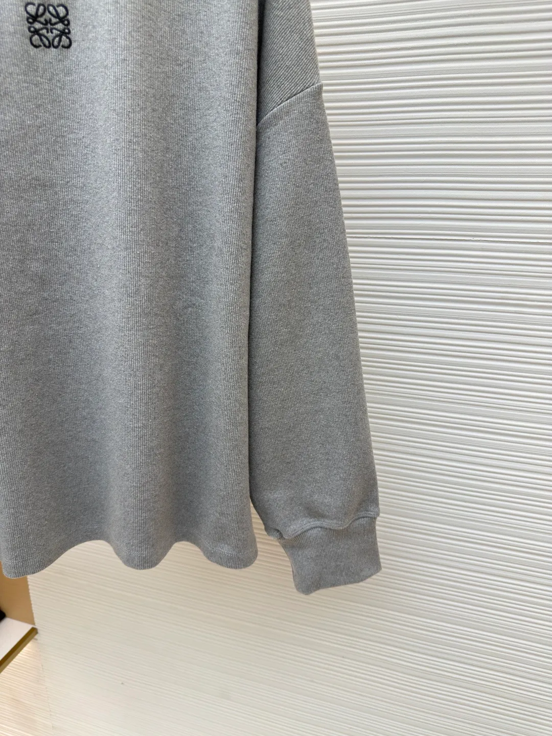 Loewe Anagram embroidered long sleeves ●Authentic product: Purchased and developed for 5800 ●Item number: 1680330-A75 ●Material: pure cotton fabric ●Technology: embroidery production ●Version: fitted version ●Weight: about 595 grams ●Size: S-M-L-XL ●Description: Customized densely woven cotton ribbed cotton, flexible and delicate, comfortable and close to the skin, with deep black as the base, calm and iconic Loewe The Anagram embroidery mark is embellished on the chest. It condenses the essence of the brand in a minimalist shape. It is neatly cut to fit the body curve without too much color accumulation. The simplicity is like a clear spring. It interprets the high-end minimalist fashion philosophy with simplicity. It uses imported machine embroidery technology and uses advanced computer control systems and precise mechanical components to realize Loewe Anagram embroidery operations with high precision. The lines are smooth and delicate. The fabrics have been washed and have better hand texture. It is not easy to deform and not easy to shrink. Not easy to fade and maintain long-lasting beauty. The overall wiring is straight and delicate, the fabric is comfortable and soft, and the color is consistent without color difference. It can be matched with the same style to create a fashionable look and control various occasions. Customized accessories, complete with three standards, same style for men and women!