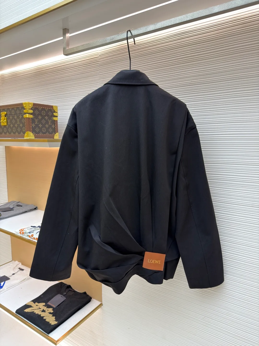 Loewe drapey back pleated zipper jacket ●Original version: purchased and developed in 19999 ●Item number: 1681685-B20 ●Fabric: wool acetate blended fabric ●Technology: back drape pleated production ●Color: black ●Version: fitted version ●Weight: about 875 grams ●Size: 44-46-48 ●Description: Custom-woven and custom-dyed wool acetate blended fabric imported from Japan. From the yarn blending proportion, the weaving structure to the final color, everything is exclusively owned by it, ensuring the uniqueness and non-replicability of the work. Wool provides the frame, resilience and natural high-grade luster needed for a suit, ensuring the garment can quickly recover its shape after wear. Acetate This is the key. Acetate has a drape, smooth feel and gloss similar to silk, but is easier to care for and more stable than silk. Combining the stiffness of wool with the drape of acetate requires precise blend proportions. This requires repeated experiments to find the "golden point" that can not only support the sculptural folds of the back, but also achieve a smooth drape like a waterfall. The fabric itself is a complex achievement of textile technology. This is the visual focus of the entire suit and the core embodiment of high-end craftsmanship, where the "heavy work" lies. The overall wiring is straight and delicate, the fabric is comfortable and soft, and the color is consistent without color difference. It can be matched with the same style to create a fashionable look and control various occasions. Customized accessories, complete with three standards, same style for men and women!