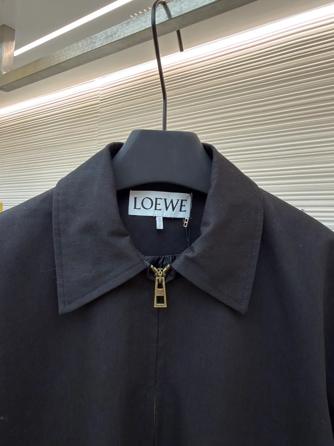 Loewe drapey back pleated zipper jacket ●Original version: purchased and developed in 19999 ●Item number: 1681685-B20 ●Fabric: wool acetate blended fabric ●Technology: back drape pleated production ●Color: black ●Version: fitted version ●Weight: about 875 grams ●Size: 44-46-48 ●Description: Custom-woven and custom-dyed wool acetate blended fabric imported from Japan. From the yarn blending proportion, the weaving structure to the final color, everything is exclusively owned by it, ensuring the uniqueness and non-replicability of the work. Wool provides the frame, resilience and natural high-grade luster needed for a suit, ensuring the garment can quickly recover its shape after wear. Acetate This is the key. Acetate has a drape, smooth feel and gloss similar to silk, but is easier to care for and more stable than silk. Combining the stiffness of wool with the drape of acetate requires precise blend proportions. This requires repeated experiments to find the "golden point" that can not only support the sculptural folds of the back, but also achieve a smooth drape like a waterfall. The fabric itself is a complex achievement of textile technology. This is the visual focus of the entire suit and the core embodiment of high-end craftsmanship, where the "heavy work" lies. The overall wiring is straight and delicate, the fabric is comfortable and soft, and the color is consistent without color difference. It can be matched with the same style to create a fashionable look and control various occasions. Customized accessories, complete with three standards, same style for men and women!