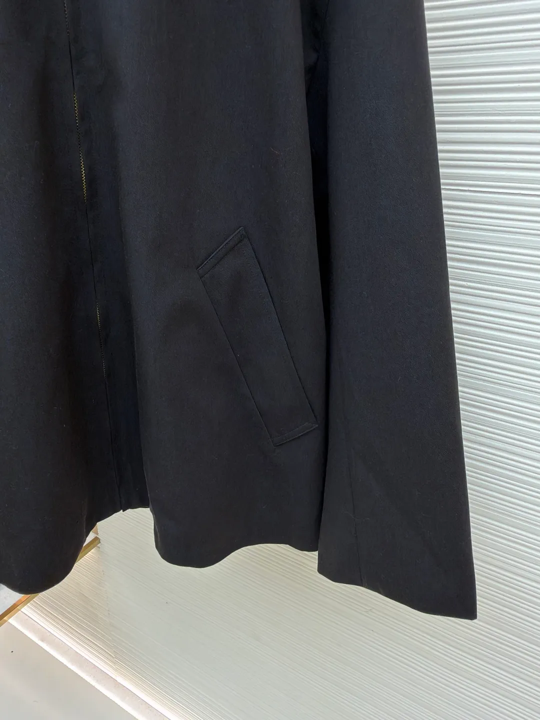Loewe drapey back pleated zipper jacket ●Original version: purchased and developed in 19999 ●Item number: 1681685-B20 ●Fabric: wool acetate blended fabric ●Technology: back drape pleated production ●Color: black ●Version: fitted version ●Weight: about 875 grams ●Size: 44-46-48 ●Description: Custom-woven and custom-dyed wool acetate blended fabric imported from Japan. From the yarn blending proportion, the weaving structure to the final color, everything is exclusively owned by it, ensuring the uniqueness and non-replicability of the work. Wool provides the frame, resilience and natural high-grade luster needed for a suit, ensuring the garment can quickly recover its shape after wear. Acetate This is the key. Acetate has a drape, smooth feel and gloss similar to silk, but is easier to care for and more stable than silk. Combining the stiffness of wool with the drape of acetate requires precise blend proportions. This requires repeated experiments to find the "golden point" that can not only support the sculptural folds of the back, but also achieve a smooth drape like a waterfall. The fabric itself is a complex achievement of textile technology. This is the visual focus of the entire suit and the core embodiment of high-end craftsmanship, where the "heavy work" lies. The overall wiring is straight and delicate, the fabric is comfortable and soft, and the color is consistent without color difference. It can be matched with the same style to create a fashionable look and control various occasions. Customized accessories, complete with three standards, same style for men and women!