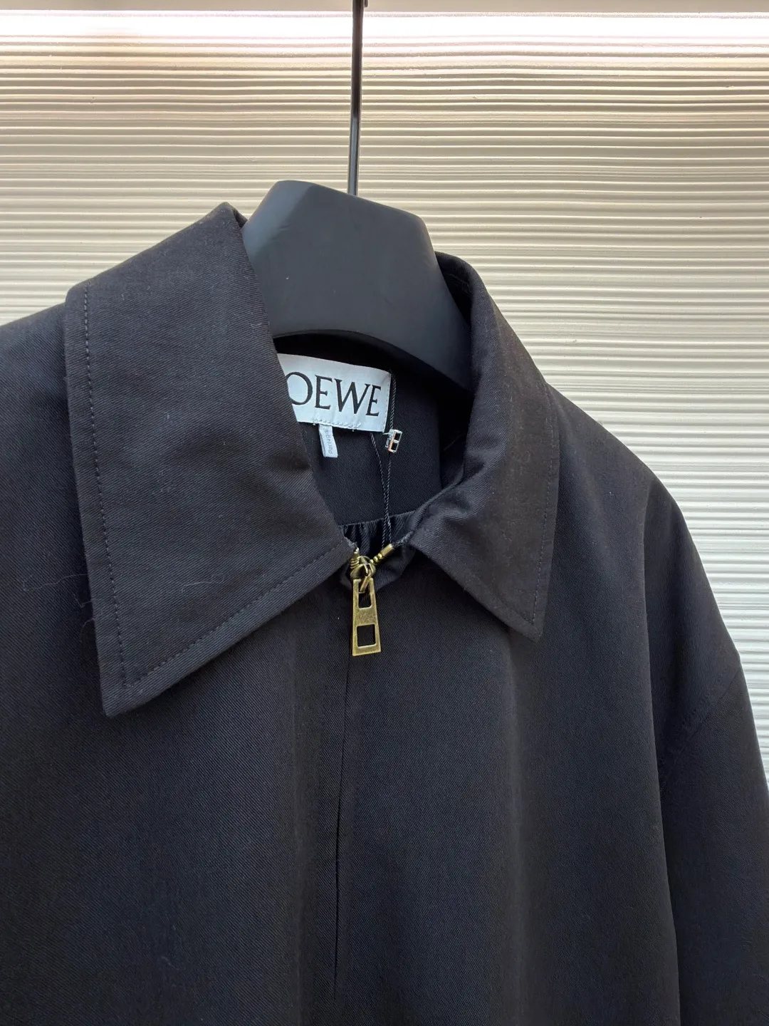 Loewe drapey back pleated zipper jacket ●Original version: purchased and developed in 19999 ●Item number: 1681685-B20 ●Fabric: wool acetate blended fabric ●Technology: back drape pleated production ●Color: black ●Version: fitted version ●Weight: about 875 grams ●Size: 44-46-48 ●Description: Custom-woven and custom-dyed wool acetate blended fabric imported from Japan. From the yarn blending proportion, the weaving structure to the final color, everything is exclusively owned by it, ensuring the uniqueness and non-replicability of the work. Wool provides the frame, resilience and natural high-grade luster needed for a suit, ensuring the garment can quickly recover its shape after wear. Acetate This is the key. Acetate has a drape, smooth feel and gloss similar to silk, but is easier to care for and more stable than silk. Combining the stiffness of wool with the drape of acetate requires precise blend proportions. This requires repeated experiments to find the "golden point" that can not only support the sculptural folds of the back, but also achieve a smooth drape like a waterfall. The fabric itself is a complex achievement of textile technology. This is the visual focus of the entire suit and the core embodiment of high-end craftsmanship, where the "heavy work" lies. The overall wiring is straight and delicate, the fabric is comfortable and soft, and the color is consistent without color difference. It can be matched with the same style to create a fashionable look and control various occasions. Customized accessories, complete with three standards, same style for men and women!