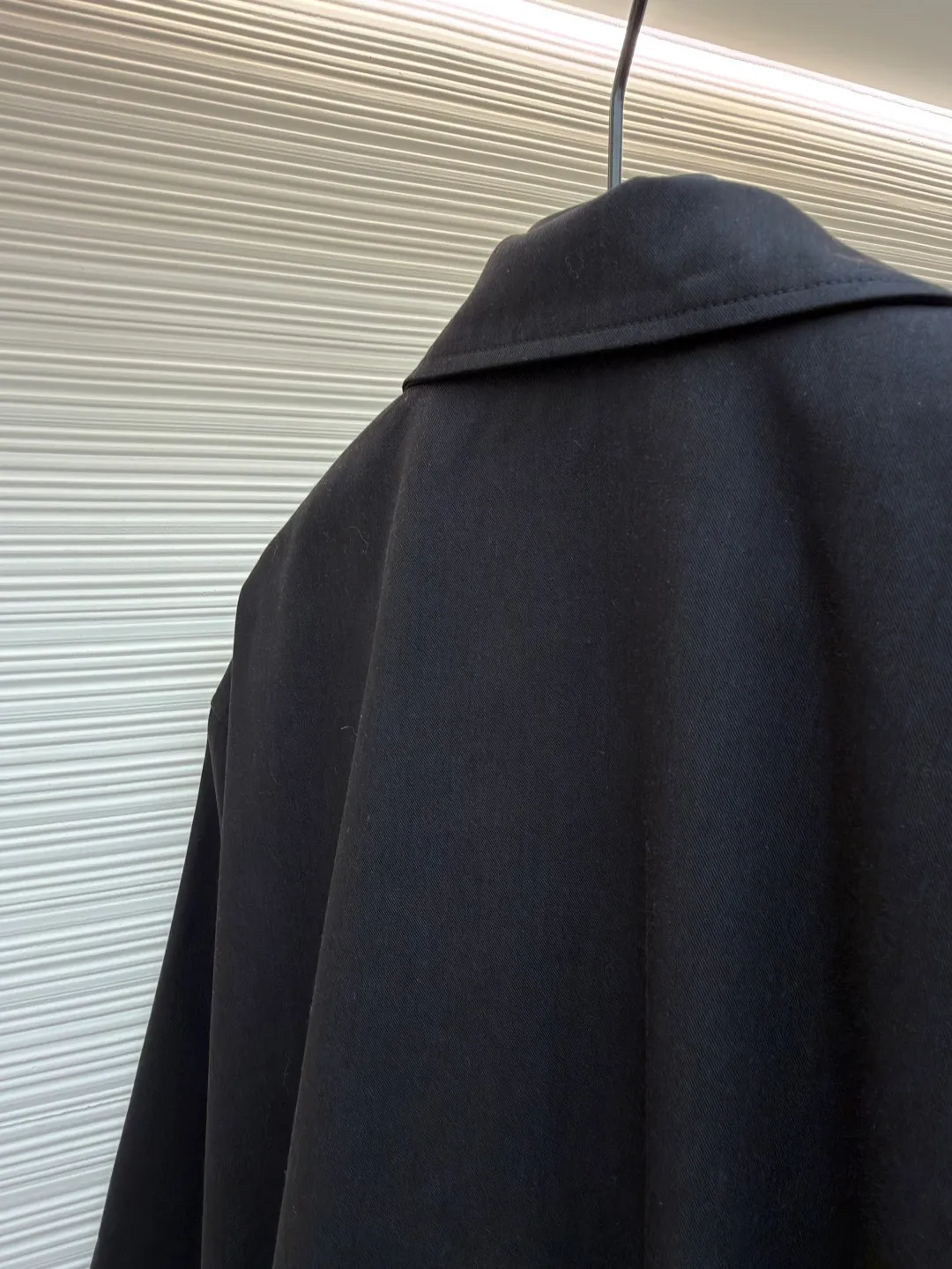 Loewe drapey back pleated zipper jacket ●Original version: purchased and developed in 19999 ●Item number: 1681685-B20 ●Fabric: wool acetate blended fabric ●Technology: back drape pleated production ●Color: black ●Version: fitted version ●Weight: about 875 grams ●Size: 44-46-48 ●Description: Custom-woven and custom-dyed wool acetate blended fabric imported from Japan. From the yarn blending proportion, the weaving structure to the final color, everything is exclusively owned by it, ensuring the uniqueness and non-replicability of the work. Wool provides the frame, resilience and natural high-grade luster needed for a suit, ensuring the garment can quickly recover its shape after wear. Acetate This is the key. Acetate has a drape, smooth feel and gloss similar to silk, but is easier to care for and more stable than silk. Combining the stiffness of wool with the drape of acetate requires precise blend proportions. This requires repeated experiments to find the "golden point" that can not only support the sculptural folds of the back, but also achieve a smooth drape like a waterfall. The fabric itself is a complex achievement of textile technology. This is the visual focus of the entire suit and the core embodiment of high-end craftsmanship, where the "heavy work" lies. The overall wiring is straight and delicate, the fabric is comfortable and soft, and the color is consistent without color difference. It can be matched with the same style to create a fashionable look and control various occasions. Customized accessories, complete with three standards, same style for men and women!