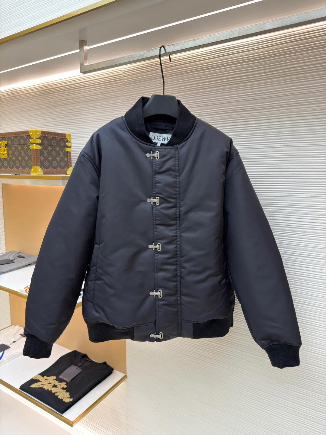 Loewe hook-button pilot cotton jacket ●Original version: Purchased and developed for 17900 ●Item number: 1681624-B90 ●Fabric: Panyao technology nylon fabric ●Technology: pure manual water disassembly process ●Color: black ●Version: fitted version ●Weight: about 1070 grams ●Size: 48-50-52-54 ●Description: Customized densely woven Panyao technology nylon and elegant cavalry slant green lining fabric Full of texture, thick and solid, every inch contains heavy warmth. The outer layer is mainly colored with unique satin black. The inner layer is deep dark green undercurrent, reconstructing the cold aesthetics of winter. The side hooks are hidden in the folds of the fabric. The front zipper turns into an invisible seam. Minimalist paranoia. The LOEWE leather logo on the back panel highlights the brand style. It reveals endless luxury and charm in a low-key manner, redefining the dignity of winter wear. A silent declaration of distinguished status, priority is given to the use of computer-aided (CAD) software. Precise paths are repositioned for punching. The hooks and buckles are sequentially stamped by machines according to the template. Every detail is crafted with ingenuity. The workmanship is complex and cumbersome. The daily output is low and the loss is high. The processing unit price is expensive, and the pure manual water disassembly process is completed. After the initial combination of the lining cloth and the cotton piece is completed, the craftsman will further adjust and disassemble it in the water. The lining fabric and the cotton piece can achieve a perfect combination. The combination of the lining fabric and the cotton piece is made more closely. It is beautiful and neat. The template machine opens the bag. The preset template guides the position, shape and size of the bag opening. The accuracy ensures the quality of the bag opening effect. The overall wiring is straight and delicate, the fabric is comfortable and soft, and the color is consistent without color difference. It can be matched with the same style to create a fashionable look and control various occasions. Customized accessories, complete with three standards, same style for men and women!
