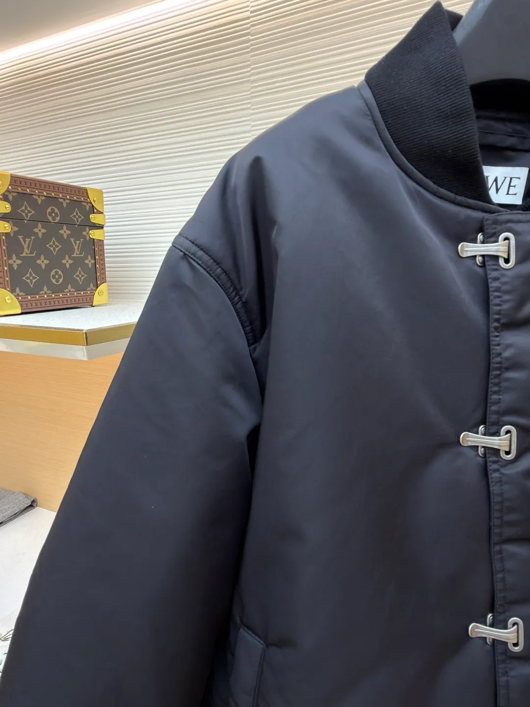Loewe hook-button pilot cotton jacket ●Original version: Purchased and developed for 17900 ●Item number: 1681624-B90 ●Fabric: Panyao technology nylon fabric ●Technology: pure manual water disassembly process ●Color: black ●Version: fitted version ●Weight: about 1070 grams ●Size: 48-50-52-54 ●Description: Customized densely woven Panyao technology nylon and elegant cavalry slant green lining fabric Full of texture, thick and solid, every inch contains heavy warmth. The outer layer is mainly colored with unique satin black. The inner layer is deep dark green undercurrent, reconstructing the cold aesthetics of winter. The side hooks are hidden in the folds of the fabric. The front zipper turns into an invisible seam. Minimalist paranoia. The LOEWE leather logo on the back panel highlights the brand style. It reveals endless luxury and charm in a low-key manner, redefining the dignity of winter wear. A silent declaration of distinguished status, priority is given to the use of computer-aided (CAD) software. Precise paths are repositioned for punching. The hooks and buckles are sequentially stamped by machines according to the template. Every detail is crafted with ingenuity. The workmanship is complex and cumbersome. The daily output is low and the loss is high. The processing unit price is expensive, and the pure manual water disassembly process is completed. After the initial combination of the lining cloth and the cotton piece is completed, the craftsman will further adjust and disassemble it in the water. The lining fabric and the cotton piece can achieve a perfect combination. The combination of the lining fabric and the cotton piece is made more closely. It is beautiful and neat. The template machine opens the bag. The preset template guides the position, shape and size of the bag opening. The accuracy ensures the quality of the bag opening effect. The overall wiring is straight and delicate, the fabric is comfortable and soft, and the color is consistent without color difference. It can be matched with the same style to create a fashionable look and control various occasions. Customized accessories, complete with three standards, same style for men and women!