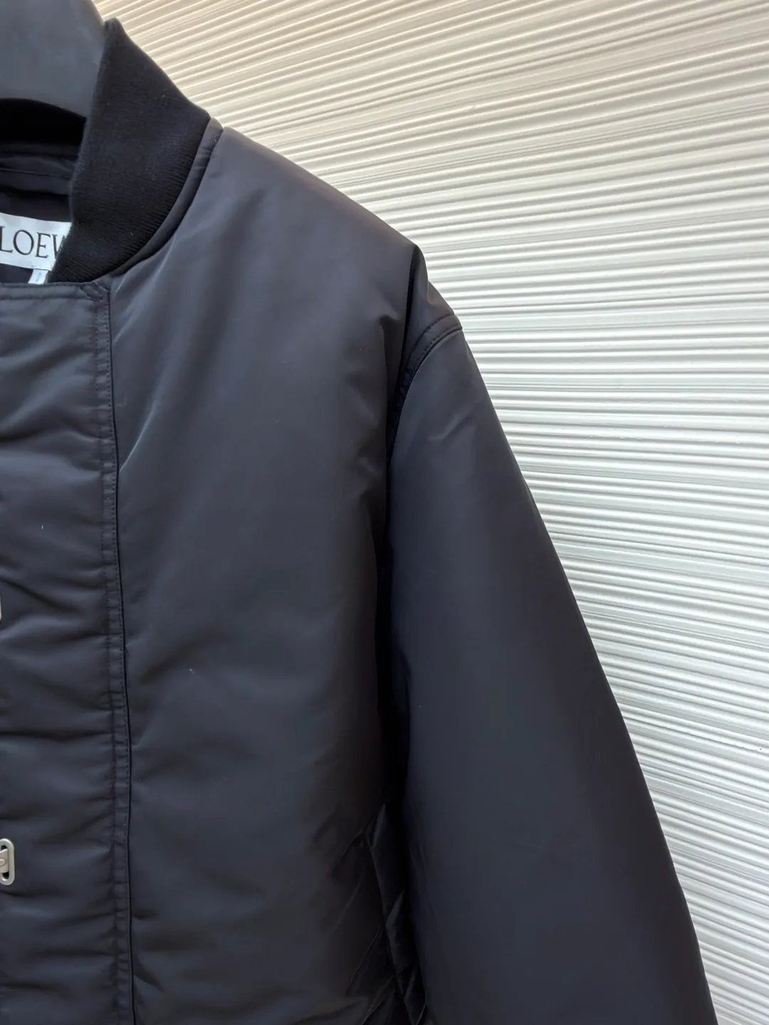 Loewe hook-button pilot cotton jacket ●Original version: Purchased and developed for 17900 ●Item number: 1681624-B90 ●Fabric: Panyao technology nylon fabric ●Technology: pure manual water disassembly process ●Color: black ●Version: fitted version ●Weight: about 1070 grams ●Size: 48-50-52-54 ●Description: Customized densely woven Panyao technology nylon and elegant cavalry slant green lining fabric Full of texture, thick and solid, every inch contains heavy warmth. The outer layer is mainly colored with unique satin black. The inner layer is deep dark green undercurrent, reconstructing the cold aesthetics of winter. The side hooks are hidden in the folds of the fabric. The front zipper turns into an invisible seam. Minimalist paranoia. The LOEWE leather logo on the back panel highlights the brand style. It reveals endless luxury and charm in a low-key manner, redefining the dignity of winter wear. A silent declaration of distinguished status, priority is given to the use of computer-aided (CAD) software. Precise paths are repositioned for punching. The hooks and buckles are sequentially stamped by machines according to the template. Every detail is crafted with ingenuity. The workmanship is complex and cumbersome. The daily output is low and the loss is high. The processing unit price is expensive, and the pure manual water disassembly process is completed. After the initial combination of the lining cloth and the cotton piece is completed, the craftsman will further adjust and disassemble it in the water. The lining fabric and the cotton piece can achieve a perfect combination. The combination of the lining fabric and the cotton piece is made more closely. It is beautiful and neat. The template machine opens the bag. The preset template guides the position, shape and size of the bag opening. The accuracy ensures the quality of the bag opening effect. The overall wiring is straight and delicate, the fabric is comfortable and soft, and the color is consistent without color difference. It can be matched with the same style to create a fashionable look and control various occasions. Customized accessories, complete with three standards, same style for men and women!