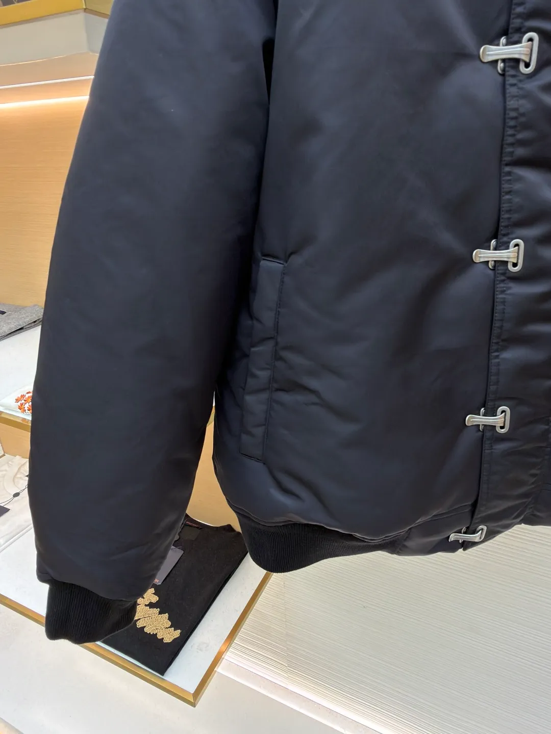Loewe hook-button pilot cotton jacket ●Original version: Purchased and developed for 17900 ●Item number: 1681624-B90 ●Fabric: Panyao technology nylon fabric ●Technology: pure manual water disassembly process ●Color: black ●Version: fitted version ●Weight: about 1070 grams ●Size: 48-50-52-54 ●Description: Customized densely woven Panyao technology nylon and elegant cavalry slant green lining fabric Full of texture, thick and solid, every inch contains heavy warmth. The outer layer is mainly colored with unique satin black. The inner layer is deep dark green undercurrent, reconstructing the cold aesthetics of winter. The side hooks are hidden in the folds of the fabric. The front zipper turns into an invisible seam. Minimalist paranoia. The LOEWE leather logo on the back panel highlights the brand style. It reveals endless luxury and charm in a low-key manner, redefining the dignity of winter wear. A silent declaration of distinguished status, priority is given to the use of computer-aided (CAD) software. Precise paths are repositioned for punching. The hooks and buckles are sequentially stamped by machines according to the template. Every detail is crafted with ingenuity. The workmanship is complex and cumbersome. The daily output is low and the loss is high. The processing unit price is expensive, and the pure manual water disassembly process is completed. After the initial combination of the lining cloth and the cotton piece is completed, the craftsman will further adjust and disassemble it in the water. The lining fabric and the cotton piece can achieve a perfect combination. The combination of the lining fabric and the cotton piece is made more closely. It is beautiful and neat. The template machine opens the bag. The preset template guides the position, shape and size of the bag opening. The accuracy ensures the quality of the bag opening effect. The overall wiring is straight and delicate, the fabric is comfortable and soft, and the color is consistent without color difference. It can be matched with the same style to create a fashionable look and control various occasions. Customized accessories, complete with three standards, same style for men and women!