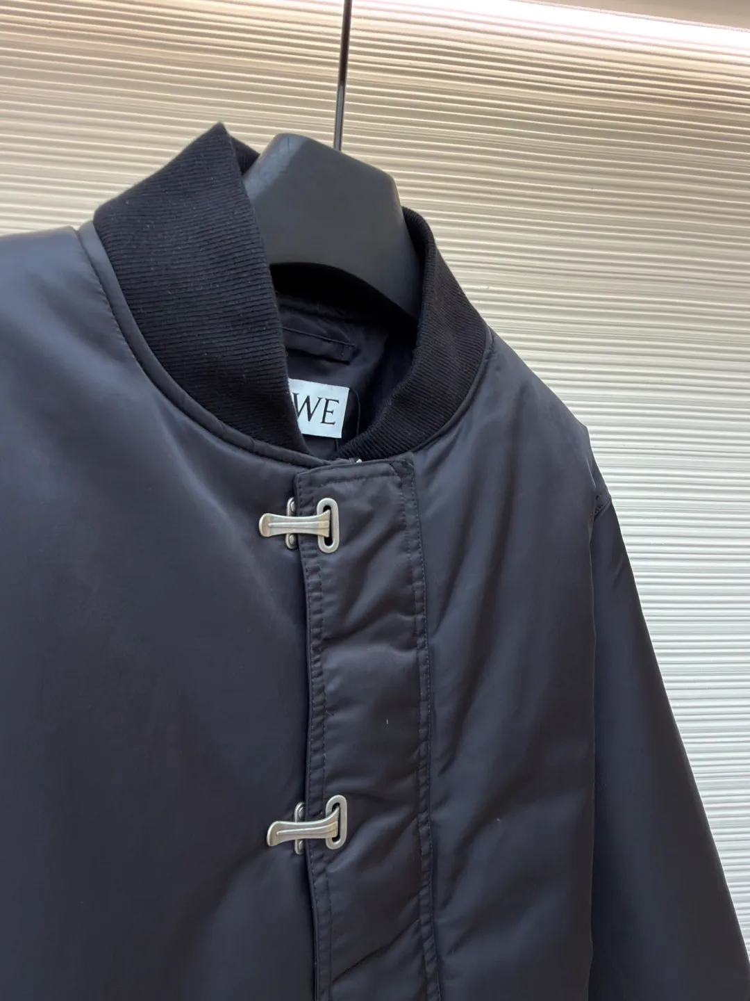 Loewe hook-button pilot cotton jacket ●Original version: Purchased and developed for 17900 ●Item number: 1681624-B90 ●Fabric: Panyao technology nylon fabric ●Technology: pure manual water disassembly process ●Color: black ●Version: fitted version ●Weight: about 1070 grams ●Size: 48-50-52-54 ●Description: Customized densely woven Panyao technology nylon and elegant cavalry slant green lining fabric Full of texture, thick and solid, every inch contains heavy warmth. The outer layer is mainly colored with unique satin black. The inner layer is deep dark green undercurrent, reconstructing the cold aesthetics of winter. The side hooks are hidden in the folds of the fabric. The front zipper turns into an invisible seam. Minimalist paranoia. The LOEWE leather logo on the back panel highlights the brand style. It reveals endless luxury and charm in a low-key manner, redefining the dignity of winter wear. A silent declaration of distinguished status, priority is given to the use of computer-aided (CAD) software. Precise paths are repositioned for punching. The hooks and buckles are sequentially stamped by machines according to the template. Every detail is crafted with ingenuity. The workmanship is complex and cumbersome. The daily output is low and the loss is high. The processing unit price is expensive, and the pure manual water disassembly process is completed. After the initial combination of the lining cloth and the cotton piece is completed, the craftsman will further adjust and disassemble it in the water. The lining fabric and the cotton piece can achieve a perfect combination. The combination of the lining fabric and the cotton piece is made more closely. It is beautiful and neat. The template machine opens the bag. The preset template guides the position, shape and size of the bag opening. The accuracy ensures the quality of the bag opening effect. The overall wiring is straight and delicate, the fabric is comfortable and soft, and the color is consistent without color difference. It can be matched with the same style to create a fashionable look and control various occasions. Customized accessories, complete with three standards, same style for men and women!