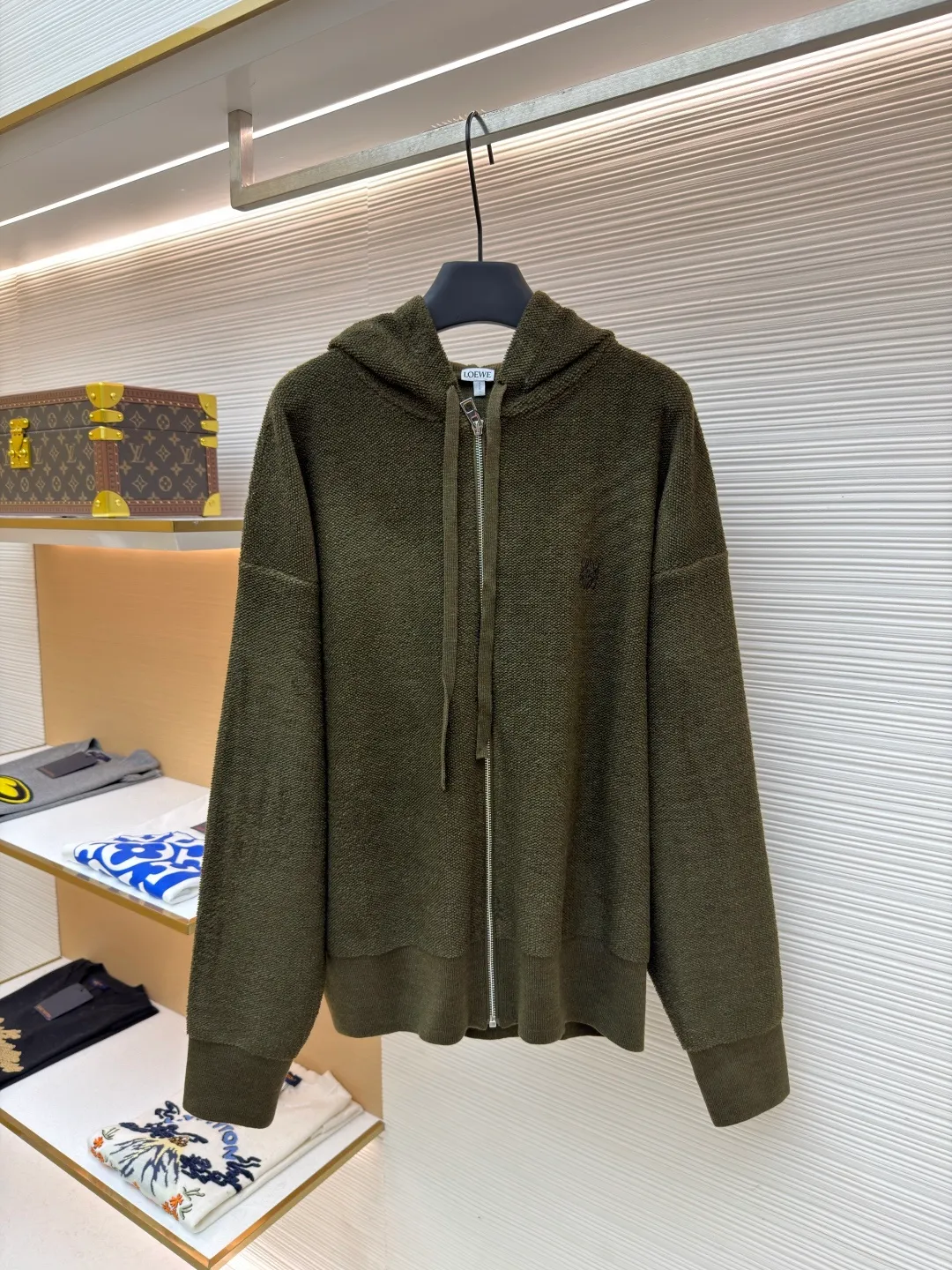 Loewe embroidered hooded zipper cardigan ●Original version: Purchased and developed by 9856 ●Item number: 1682194-B70 ●Material: wool blended fabric ●Technology: embroidery production ●Color: khaki green ●Version: Loose fit ●Weight: about 935 grams ●Size: S-M-L-XL ●Description: Selected high-quality wool as the main body, with unique terry cloth stitching technology, is a highlight of this sweatshirt. This stitching method not only gives the sweatshirt a unique texture and texture, but also demonstrates our stringent quality requirements in every detail. Every seam is tight and even, like a carefully carved work of art, which not only enhances the durability of the clothing, but also adds a unique fashion charm. Ribbed cuffs and hem are the perfect combination of classic and practical. They fit the body well, prevent cold wind from getting in, and provide excellent warmth. At the same time, the elastic properties of the ribs also ensure the comfort of wearing it and will not cause any restrictions on body movements. On the chest, the high-precision calculation system of the computer embroidery machine controls the coordinated operation of the machine head, needle bar, and thread spool. The fabric frame moves accurately in the horizontal and vertical directions to form a stitch track. The upper and lower thread tensions are adjusted to ensure that the stitches are smooth and free of floating threads, forming anagram embroidery with an error of ±0.1mm. The overall wiring is straight and delicate, the fabric is comfortable and soft, and the color is consistent without color difference. It can be matched with the same style to create a fashionable look and control various occasions. Customized accessories, complete with three standards, same style for men and women!