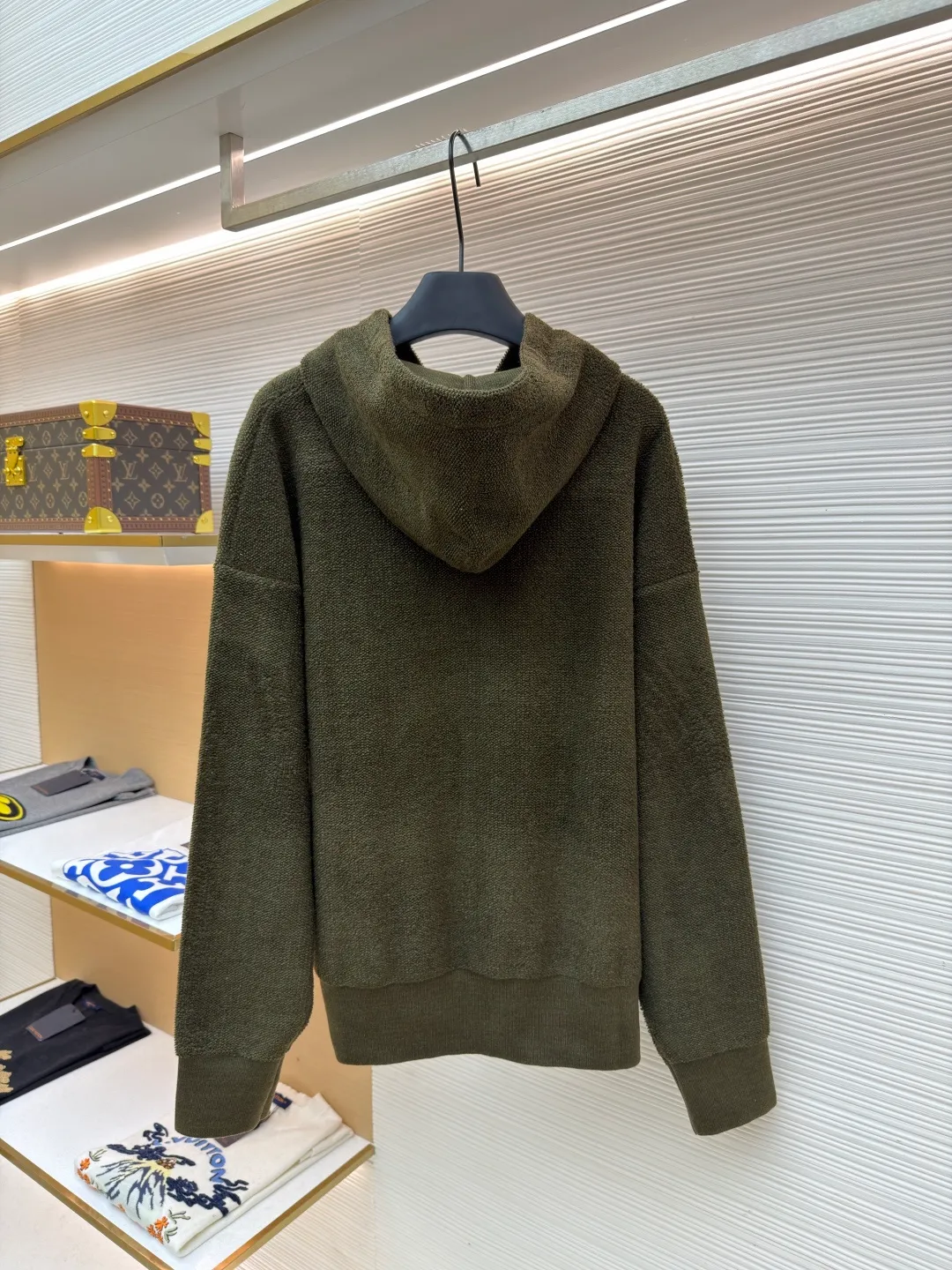 Loewe embroidered hooded zipper cardigan ●Original version: Purchased and developed by 9856 ●Item number: 1682194-B70 ●Material: wool blended fabric ●Technology: embroidery production ●Color: khaki green ●Version: Loose fit ●Weight: about 935 grams ●Size: S-M-L-XL ●Description: Selected high-quality wool as the main body, with unique terry cloth stitching technology, is a highlight of this sweatshirt. This stitching method not only gives the sweatshirt a unique texture and texture, but also demonstrates our stringent quality requirements in every detail. Every seam is tight and even, like a carefully carved work of art, which not only enhances the durability of the clothing, but also adds a unique fashion charm. Ribbed cuffs and hem are the perfect combination of classic and practical. They fit the body well, prevent cold wind from getting in, and provide excellent warmth. At the same time, the elastic properties of the ribs also ensure the comfort of wearing it and will not cause any restrictions on body movements. On the chest, the high-precision calculation system of the computer embroidery machine controls the coordinated operation of the machine head, needle bar, and thread spool. The fabric frame moves accurately in the horizontal and vertical directions to form a stitch track. The upper and lower thread tensions are adjusted to ensure that the stitches are smooth and free of floating threads, forming anagram embroidery with an error of ±0.1mm. The overall wiring is straight and delicate, the fabric is comfortable and soft, and the color is consistent without color difference. It can be matched with the same style to create a fashionable look and control various occasions. Customized accessories, complete with three standards, same style for men and women!