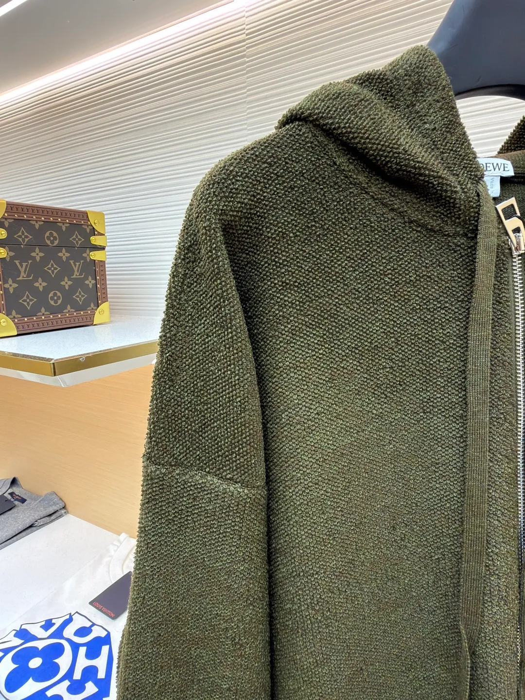 Loewe embroidered hooded zipper cardigan ●Original version: Purchased and developed by 9856 ●Item number: 1682194-B70 ●Material: wool blended fabric ●Technology: embroidery production ●Color: khaki green ●Version: Loose fit ●Weight: about 935 grams ●Size: S-M-L-XL ●Description: Selected high-quality wool as the main body, with unique terry cloth stitching technology, is a highlight of this sweatshirt. This stitching method not only gives the sweatshirt a unique texture and texture, but also demonstrates our stringent quality requirements in every detail. Every seam is tight and even, like a carefully carved work of art, which not only enhances the durability of the clothing, but also adds a unique fashion charm. Ribbed cuffs and hem are the perfect combination of classic and practical. They fit the body well, prevent cold wind from getting in, and provide excellent warmth. At the same time, the elastic properties of the ribs also ensure the comfort of wearing it and will not cause any restrictions on body movements. On the chest, the high-precision calculation system of the computer embroidery machine controls the coordinated operation of the machine head, needle bar, and thread spool. The fabric frame moves accurately in the horizontal and vertical directions to form a stitch track. The upper and lower thread tensions are adjusted to ensure that the stitches are smooth and free of floating threads, forming anagram embroidery with an error of ±0.1mm. The overall wiring is straight and delicate, the fabric is comfortable and soft, and the color is consistent without color difference. It can be matched with the same style to create a fashionable look and control various occasions. Customized accessories, complete with three standards, same style for men and women!