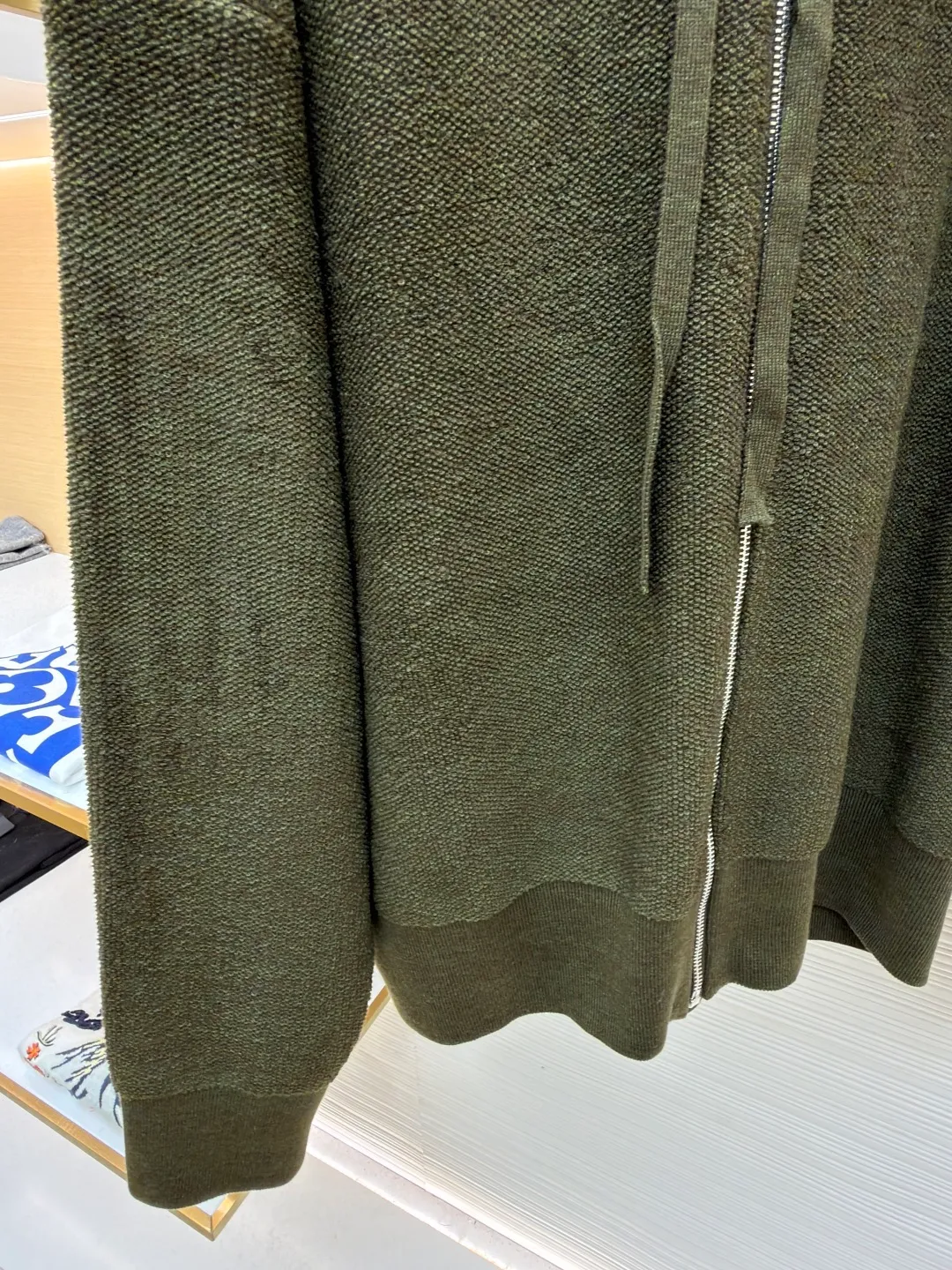 Loewe embroidered hooded zipper cardigan ●Original version: Purchased and developed by 9856 ●Item number: 1682194-B70 ●Material: wool blended fabric ●Technology: embroidery production ●Color: khaki green ●Version: Loose fit ●Weight: about 935 grams ●Size: S-M-L-XL ●Description: Selected high-quality wool as the main body, with unique terry cloth stitching technology, is a highlight of this sweatshirt. This stitching method not only gives the sweatshirt a unique texture and texture, but also demonstrates our stringent quality requirements in every detail. Every seam is tight and even, like a carefully carved work of art, which not only enhances the durability of the clothing, but also adds a unique fashion charm. Ribbed cuffs and hem are the perfect combination of classic and practical. They fit the body well, prevent cold wind from getting in, and provide excellent warmth. At the same time, the elastic properties of the ribs also ensure the comfort of wearing it and will not cause any restrictions on body movements. On the chest, the high-precision calculation system of the computer embroidery machine controls the coordinated operation of the machine head, needle bar, and thread spool. The fabric frame moves accurately in the horizontal and vertical directions to form a stitch track. The upper and lower thread tensions are adjusted to ensure that the stitches are smooth and free of floating threads, forming anagram embroidery with an error of ±0.1mm. The overall wiring is straight and delicate, the fabric is comfortable and soft, and the color is consistent without color difference. It can be matched with the same style to create a fashionable look and control various occasions. Customized accessories, complete with three standards, same style for men and women!