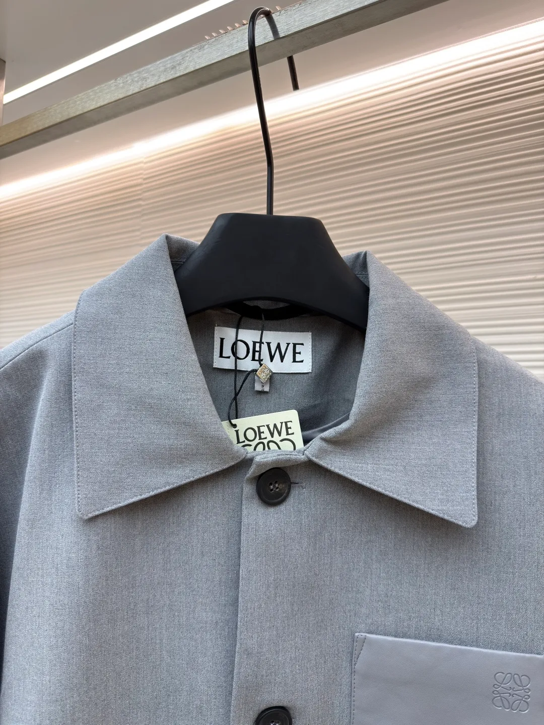 Loewe sheepskin pocket blazer ●Original version: Purchased and developed for 7999 ●Item number: 1681611-B40 ●Fabric: wool blended fabric ●Technology: embossed production ●Color: gray ●Version: fitted version ●Weight: about 685 grams ●Size: 36-38-40-42 ●Description: 40-count denim wool suit material. This fabric is made of double-layer wool suit fabric with a wool content of up to 55%. Because high-wool fabrics are thin, this fabric is made of double-layer composite. After washing and gluing, the fabric is close to 420 grams. The upper body has a very three-dimensional shape, and the loose fit is also very versatile. The lining is made of Tencel A100+ custom-woven fabric. The pocket leather is cut from soft sheep flat, and the small logo on the leather is pressed out of the original 1:1 positioning mold using a flower machine at a high temperature of 180 degrees. The buttons are made of pure horn buttons. Each real horn button has different textures and scratches. The iconic logo of LOEWE brand is engraved on the surface. The lower pocket has an alloy buckle with the brand's iconic logo. The overall wiring is straight and delicate, the fabric is comfortable and soft, and the color is consistent without color difference. It can be matched with the same style to create a fashionable look and control various occasions. Customized accessories, complete with three standards, same style for men and women!