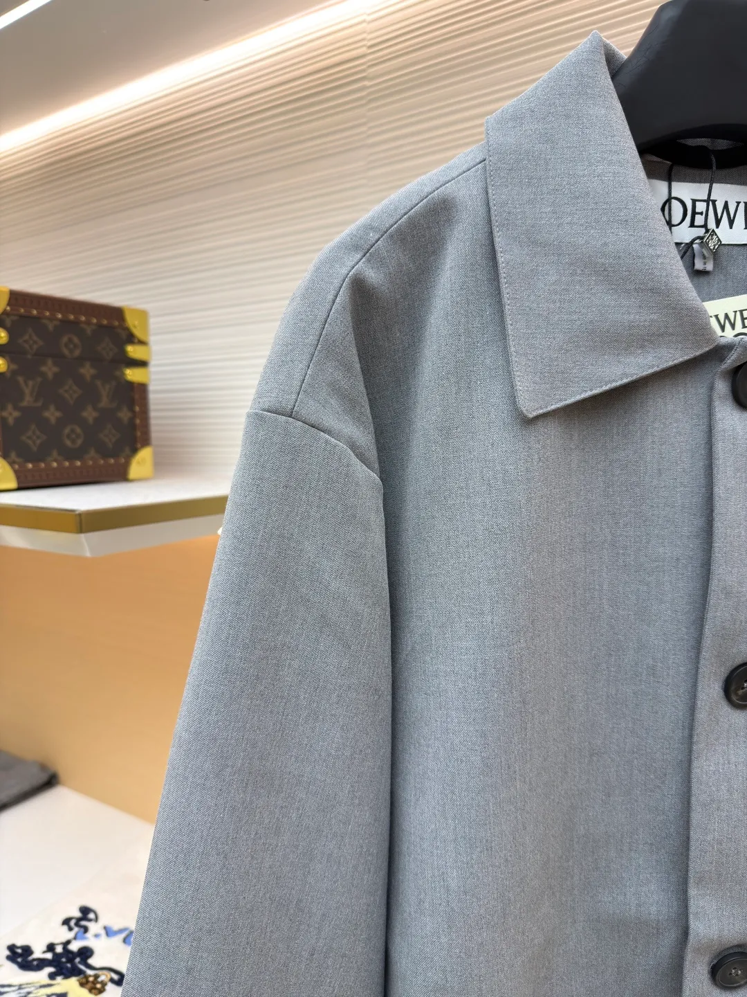 Loewe sheepskin pocket blazer ●Original version: Purchased and developed for 7999 ●Item number: 1681611-B40 ●Fabric: wool blended fabric ●Technology: embossed production ●Color: gray ●Version: fitted version ●Weight: about 685 grams ●Size: 36-38-40-42 ●Description: 40-count denim wool suit material. This fabric is made of double-layer wool suit fabric with a wool content of up to 55%. Because high-wool fabrics are thin, this fabric is made of double-layer composite. After washing and gluing, the fabric is close to 420 grams. The upper body has a very three-dimensional shape, and the loose fit is also very versatile. The lining is made of Tencel A100+ custom-woven fabric. The pocket leather is cut from soft sheep flat, and the small logo on the leather is pressed out of the original 1:1 positioning mold using a flower machine at a high temperature of 180 degrees. The buttons are made of pure horn buttons. Each real horn button has different textures and scratches. The iconic logo of LOEWE brand is engraved on the surface. The lower pocket has an alloy buckle with the brand's iconic logo. The overall wiring is straight and delicate, the fabric is comfortable and soft, and the color is consistent without color difference. It can be matched with the same style to create a fashionable look and control various occasions. Customized accessories, complete with three standards, same style for men and women!