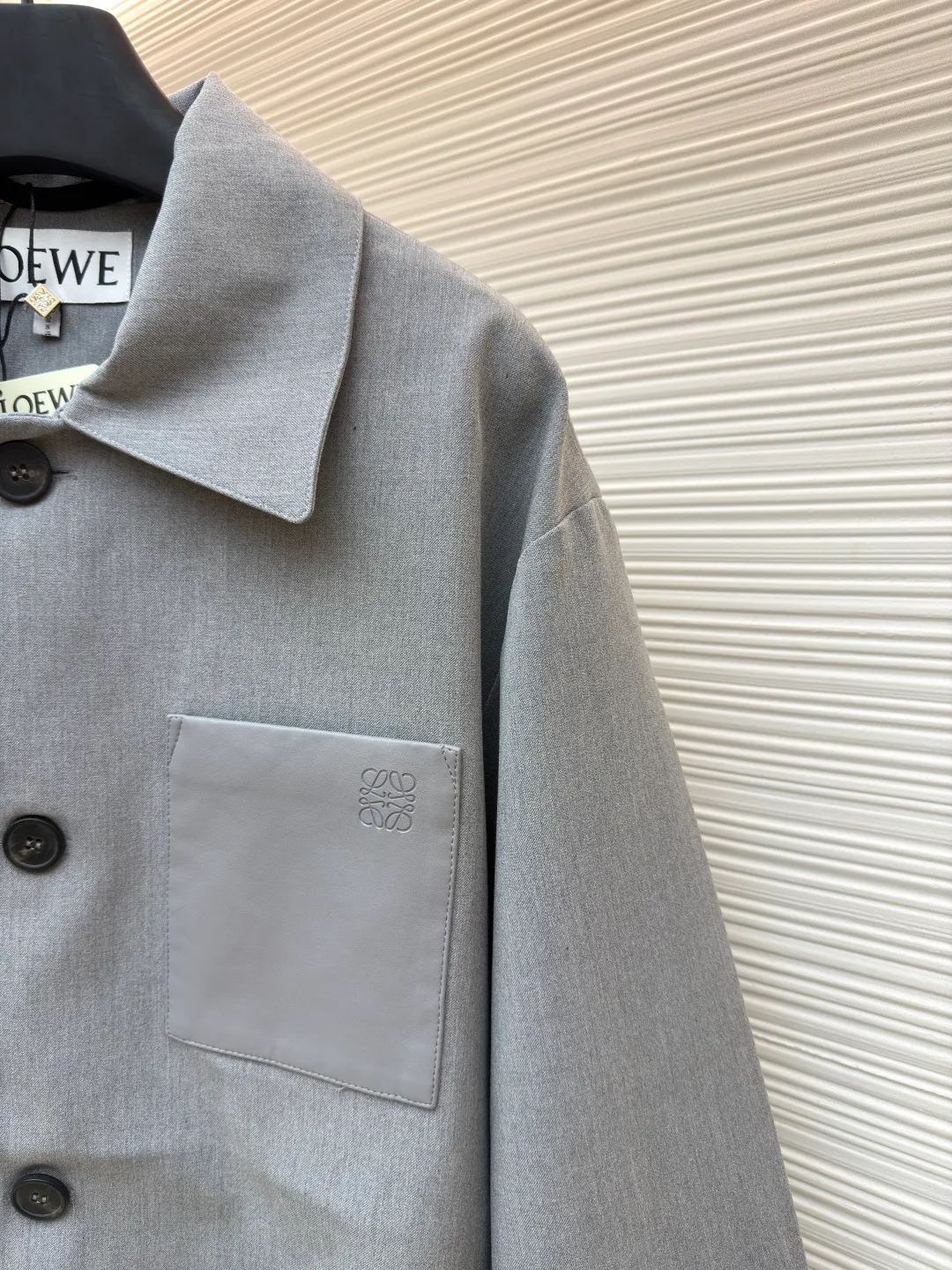 Loewe sheepskin pocket blazer ●Original version: Purchased and developed for 7999 ●Item number: 1681611-B40 ●Fabric: wool blended fabric ●Technology: embossed production ●Color: gray ●Version: fitted version ●Weight: about 685 grams ●Size: 36-38-40-42 ●Description: 40-count denim wool suit material. This fabric is made of double-layer wool suit fabric with a wool content of up to 55%. Because high-wool fabrics are thin, this fabric is made of double-layer composite. After washing and gluing, the fabric is close to 420 grams. The upper body has a very three-dimensional shape, and the loose fit is also very versatile. The lining is made of Tencel A100+ custom-woven fabric. The pocket leather is cut from soft sheep flat, and the small logo on the leather is pressed out of the original 1:1 positioning mold using a flower machine at a high temperature of 180 degrees. The buttons are made of pure horn buttons. Each real horn button has different textures and scratches. The iconic logo of LOEWE brand is engraved on the surface. The lower pocket has an alloy buckle with the brand's iconic logo. The overall wiring is straight and delicate, the fabric is comfortable and soft, and the color is consistent without color difference. It can be matched with the same style to create a fashionable look and control various occasions. Customized accessories, complete with three standards, same style for men and women!
