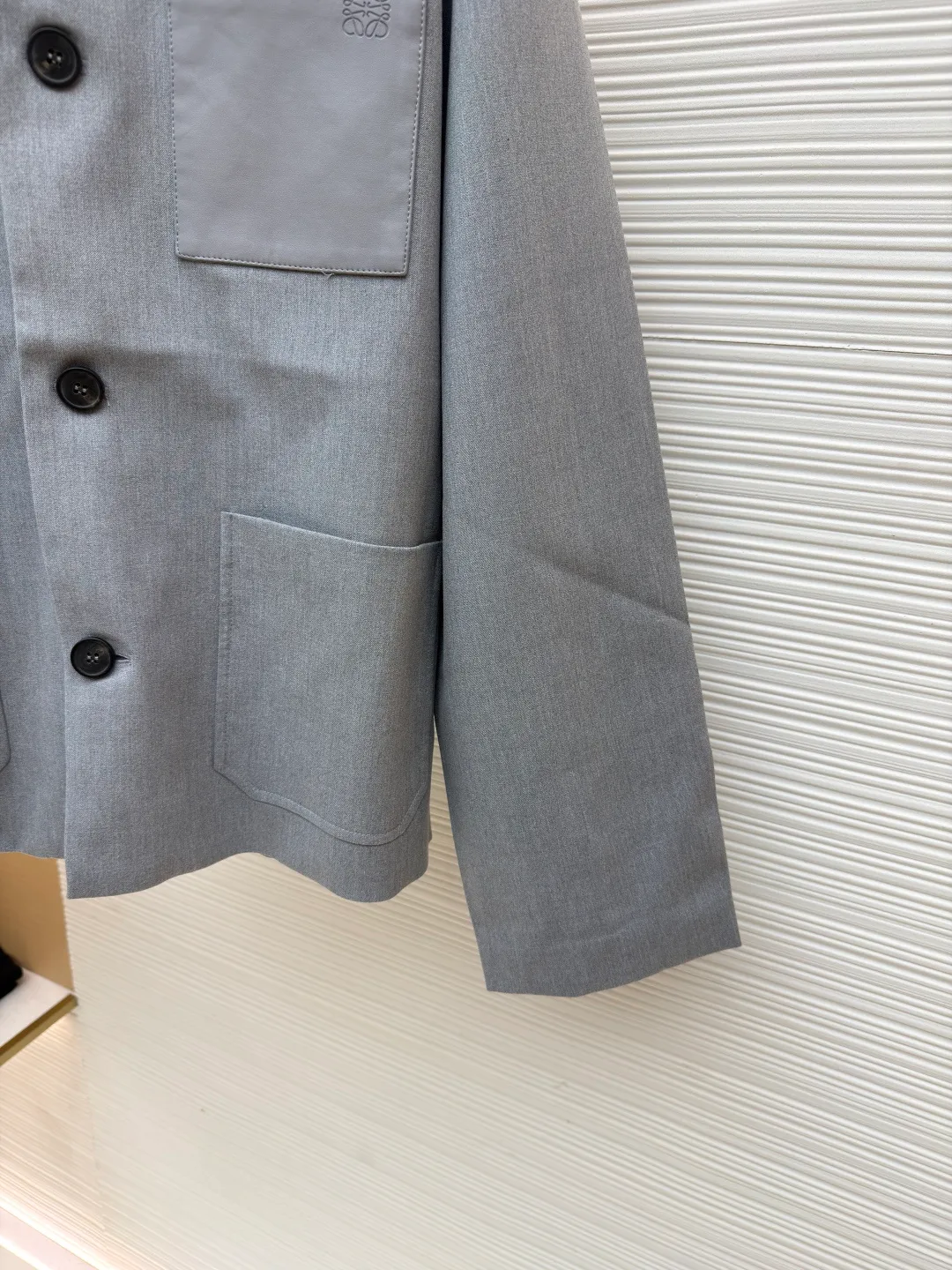 Loewe sheepskin pocket blazer ●Original version: Purchased and developed for 7999 ●Item number: 1681611-B40 ●Fabric: wool blended fabric ●Technology: embossed production ●Color: gray ●Version: fitted version ●Weight: about 685 grams ●Size: 36-38-40-42 ●Description: 40-count denim wool suit material. This fabric is made of double-layer wool suit fabric with a wool content of up to 55%. Because high-wool fabrics are thin, this fabric is made of double-layer composite. After washing and gluing, the fabric is close to 420 grams. The upper body has a very three-dimensional shape, and the loose fit is also very versatile. The lining is made of Tencel A100+ custom-woven fabric. The pocket leather is cut from soft sheep flat, and the small logo on the leather is pressed out of the original 1:1 positioning mold using a flower machine at a high temperature of 180 degrees. The buttons are made of pure horn buttons. Each real horn button has different textures and scratches. The iconic logo of LOEWE brand is engraved on the surface. The lower pocket has an alloy buckle with the brand's iconic logo. The overall wiring is straight and delicate, the fabric is comfortable and soft, and the color is consistent without color difference. It can be matched with the same style to create a fashionable look and control various occasions. Customized accessories, complete with three standards, same style for men and women!