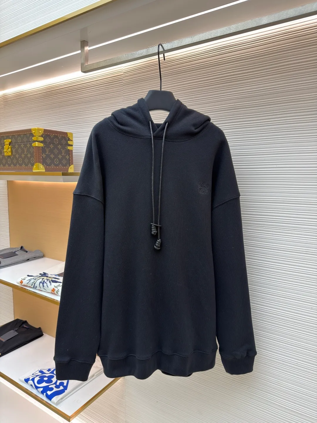 Loewe Anagram leather embroidered hooded sweatshirt ●Original version: Purchased and developed for 8800 ●Item number: 1682379-A70 ●Material: cotton fabric ●Technology: embroidery production ●Color: black ●Version: fitted version ●Weight: about 835 grams ●Size: S-M-L-XL ●Description: Customized medium-weight looped cotton wadding, soft and comfortable to the touch, wide and stylish, with pure black as the base color It outlines a simple but not simple outline. The iconic Loewe Anagram embroidery is embellished on the chest. It is paired with a Flamenco-style leather drawstring to inject a touch of unique style. It is low-key but highlights the taste. Simplify it and mix it casually to release your individual style. It adopts imported machine embroidery technology and uses advanced computer control systems and precision mechanical components to achieve Loewe Anagram embroidery operations with high precision and smooth and delicate lines. The fabrics have been washed to give them a better feel and texture. They are not easy to deform, shrink or fade, and maintain their long-lasting beauty. The overall wiring is straight and delicate, the fabric is comfortable and soft, and the color is consistent without color difference. It can be matched with the same style to create a fashionable look and control various occasions. Customized accessories, complete with three standards, same style for men and women!