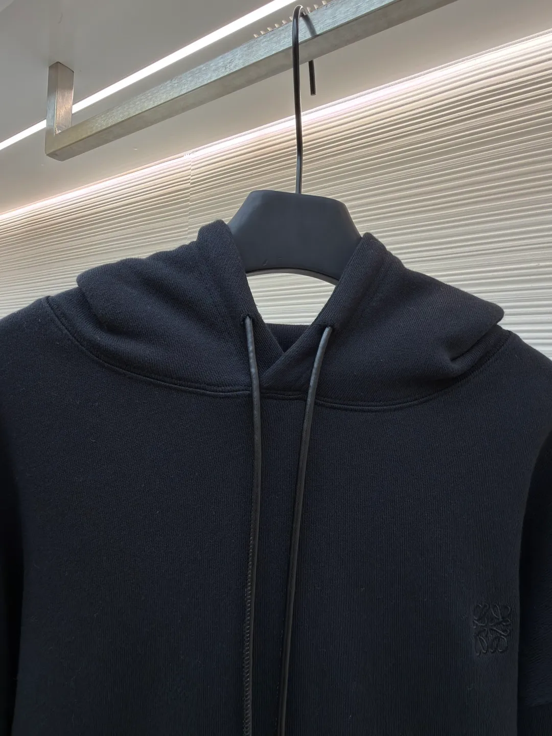Loewe Anagram leather embroidered hooded sweatshirt ●Original version: Purchased and developed for 8800 ●Item number: 1682379-A70 ●Material: cotton fabric ●Technology: embroidery production ●Color: black ●Version: fitted version ●Weight: about 835 grams ●Size: S-M-L-XL ●Description: Customized medium-weight looped cotton wadding, soft and comfortable to the touch, wide and stylish, with pure black as the base color It outlines a simple but not simple outline. The iconic Loewe Anagram embroidery is embellished on the chest. It is paired with a Flamenco-style leather drawstring to inject a touch of unique style. It is low-key but highlights the taste. Simplify it and mix it casually to release your individual style. It adopts imported machine embroidery technology and uses advanced computer control systems and precision mechanical components to achieve Loewe Anagram embroidery operations with high precision and smooth and delicate lines. The fabrics have been washed to give them a better feel and texture. They are not easy to deform, shrink or fade, and maintain their long-lasting beauty. The overall wiring is straight and delicate, the fabric is comfortable and soft, and the color is consistent without color difference. It can be matched with the same style to create a fashionable look and control various occasions. Customized accessories, complete with three standards, same style for men and women!