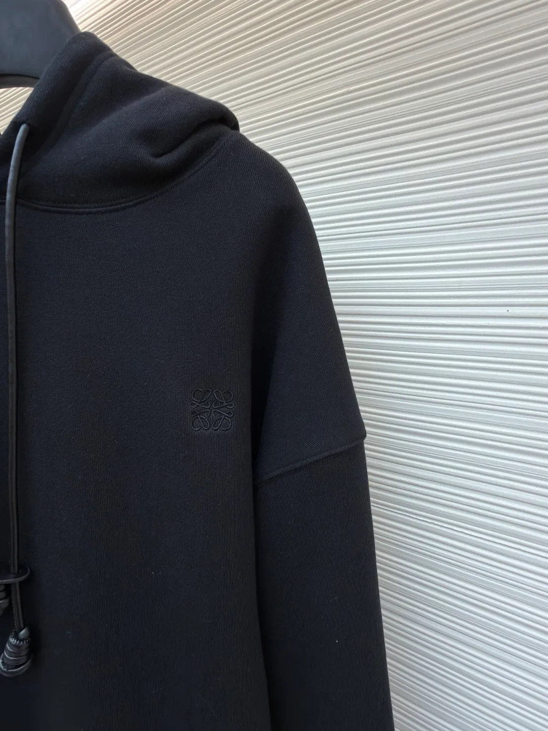 Loewe Anagram leather embroidered hooded sweatshirt ●Original version: Purchased and developed for 8800 ●Item number: 1682379-A70 ●Material: cotton fabric ●Technology: embroidery production ●Color: black ●Version: fitted version ●Weight: about 835 grams ●Size: S-M-L-XL ●Description: Customized medium-weight looped cotton wadding, soft and comfortable to the touch, wide and stylish, with pure black as the base color It outlines a simple but not simple outline. The iconic Loewe Anagram embroidery is embellished on the chest. It is paired with a Flamenco-style leather drawstring to inject a touch of unique style. It is low-key but highlights the taste. Simplify it and mix it casually to release your individual style. It adopts imported machine embroidery technology and uses advanced computer control systems and precision mechanical components to achieve Loewe Anagram embroidery operations with high precision and smooth and delicate lines. The fabrics have been washed to give them a better feel and texture. They are not easy to deform, shrink or fade, and maintain their long-lasting beauty. The overall wiring is straight and delicate, the fabric is comfortable and soft, and the color is consistent without color difference. It can be matched with the same style to create a fashionable look and control various occasions. Customized accessories, complete with three standards, same style for men and women!