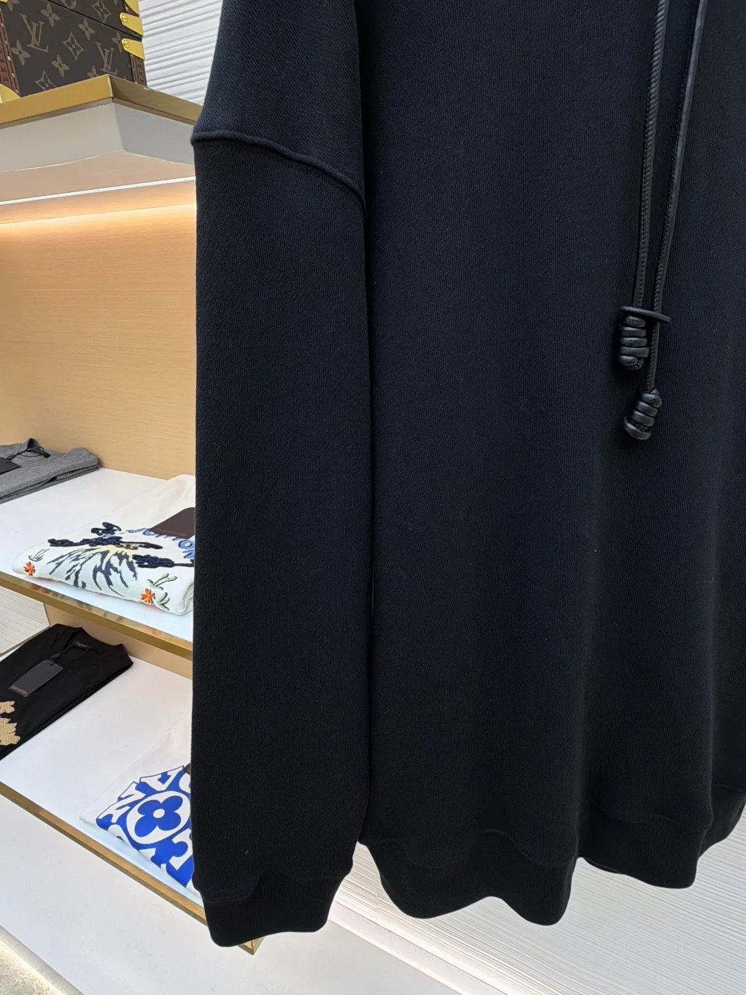 Loewe Anagram leather embroidered hooded sweatshirt ●Original version: Purchased and developed for 8800 ●Item number: 1682379-A70 ●Material: cotton fabric ●Technology: embroidery production ●Color: black ●Version: fitted version ●Weight: about 835 grams ●Size: S-M-L-XL ●Description: Customized medium-weight looped cotton wadding, soft and comfortable to the touch, wide and stylish, with pure black as the base color It outlines a simple but not simple outline. The iconic Loewe Anagram embroidery is embellished on the chest. It is paired with a Flamenco-style leather drawstring to inject a touch of unique style. It is low-key but highlights the taste. Simplify it and mix it casually to release your individual style. It adopts imported machine embroidery technology and uses advanced computer control systems and precision mechanical components to achieve Loewe Anagram embroidery operations with high precision and smooth and delicate lines. The fabrics have been washed to give them a better feel and texture. They are not easy to deform, shrink or fade, and maintain their long-lasting beauty. The overall wiring is straight and delicate, the fabric is comfortable and soft, and the color is consistent without color difference. It can be matched with the same style to create a fashionable look and control various occasions. Customized accessories, complete with three standards, same style for men and women!