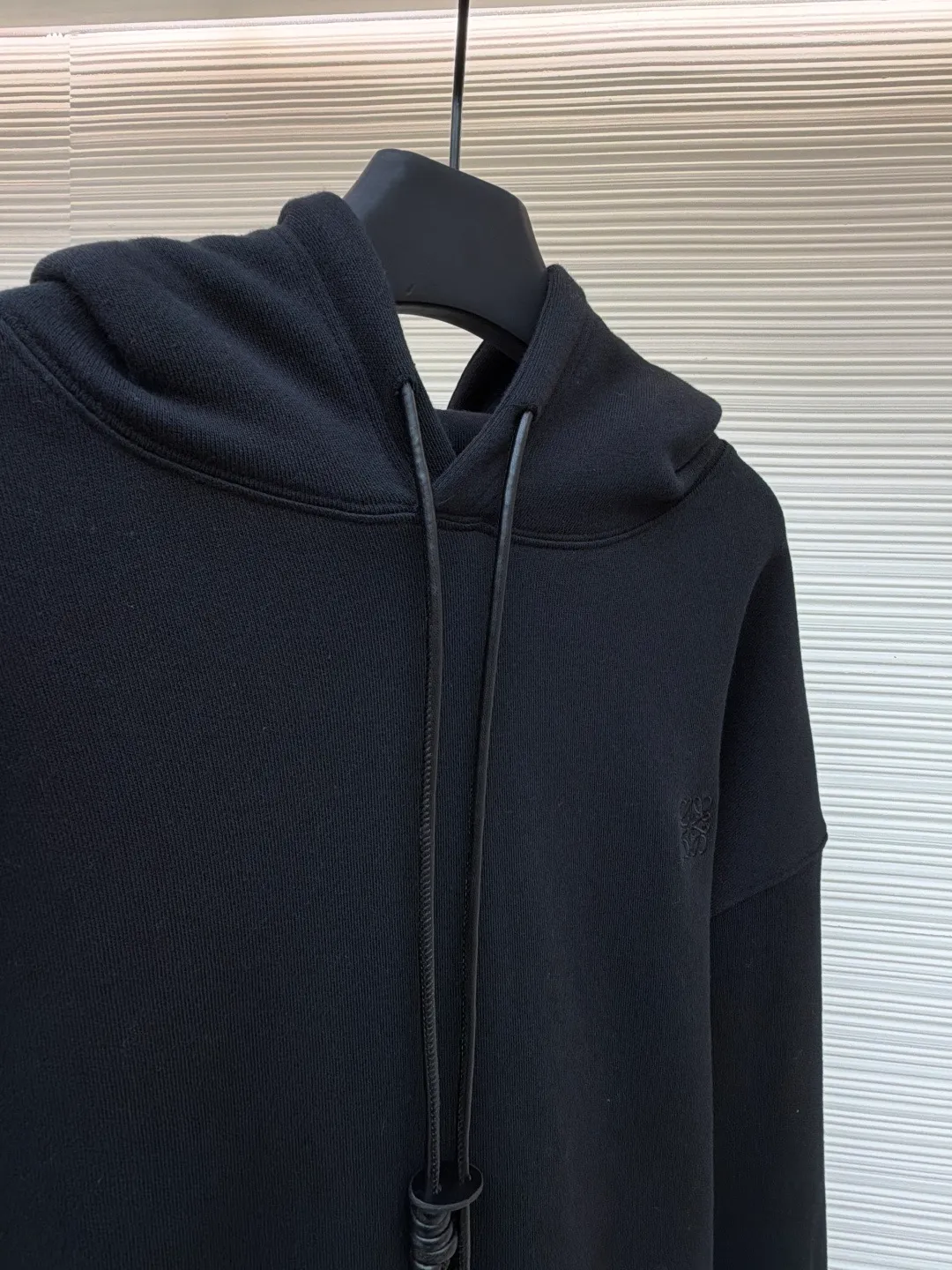 Loewe Anagram leather embroidered hooded sweatshirt ●Original version: Purchased and developed for 8800 ●Item number: 1682379-A70 ●Material: cotton fabric ●Technology: embroidery production ●Color: black ●Version: fitted version ●Weight: about 835 grams ●Size: S-M-L-XL ●Description: Customized medium-weight looped cotton wadding, soft and comfortable to the touch, wide and stylish, with pure black as the base color It outlines a simple but not simple outline. The iconic Loewe Anagram embroidery is embellished on the chest. It is paired with a Flamenco-style leather drawstring to inject a touch of unique style. It is low-key but highlights the taste. Simplify it and mix it casually to release your individual style. It adopts imported machine embroidery technology and uses advanced computer control systems and precision mechanical components to achieve Loewe Anagram embroidery operations with high precision and smooth and delicate lines. The fabrics have been washed to give them a better feel and texture. They are not easy to deform, shrink or fade, and maintain their long-lasting beauty. The overall wiring is straight and delicate, the fabric is comfortable and soft, and the color is consistent without color difference. It can be matched with the same style to create a fashionable look and control various occasions. Customized accessories, complete with three standards, same style for men and women!