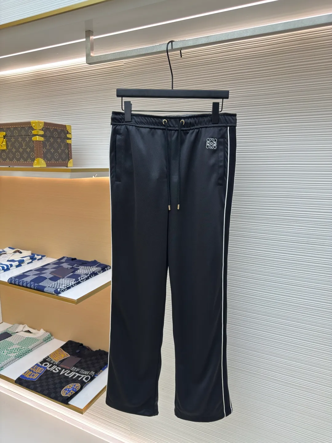 LOEWE embroidered webbing trousers ●Authentic product: Purchased and developed for 8300 ●Item number: 1680232-A85 ●Fabric: pure cotton fabric ●Technology: embroidery production ●Version: loose version ●Weight: about 505 grams ●Size: S-M-L-XL ●Description: Made of 40-count genuine mercerized double-sided, original customized fabric. Woven by the latest imported looms, with high-density texture and a very three-dimensional ready-to-wear pattern. The embroidery uses three-dimensional plane embroidery, and the number of high-density embroidery needles is as high as 6,400. The waistband is made of pure cotton custom-woven jacquard technology, and the entire waistband has the LOEWE brand logo. The back pocket zipper is made of 100% nylon custom material, and the zipper has the LOEWE brand logo. The webbing is made of pure cotton and the original size is 1:1, and the letter tape is made of silver yarn. The overall wiring is straight and delicate, the fabric is comfortable and soft, and the color is consistent without color difference. It can be matched with the same style to create a fashionable look and control various occasions. Customized accessories, complete with three standards, same style for men and women!
