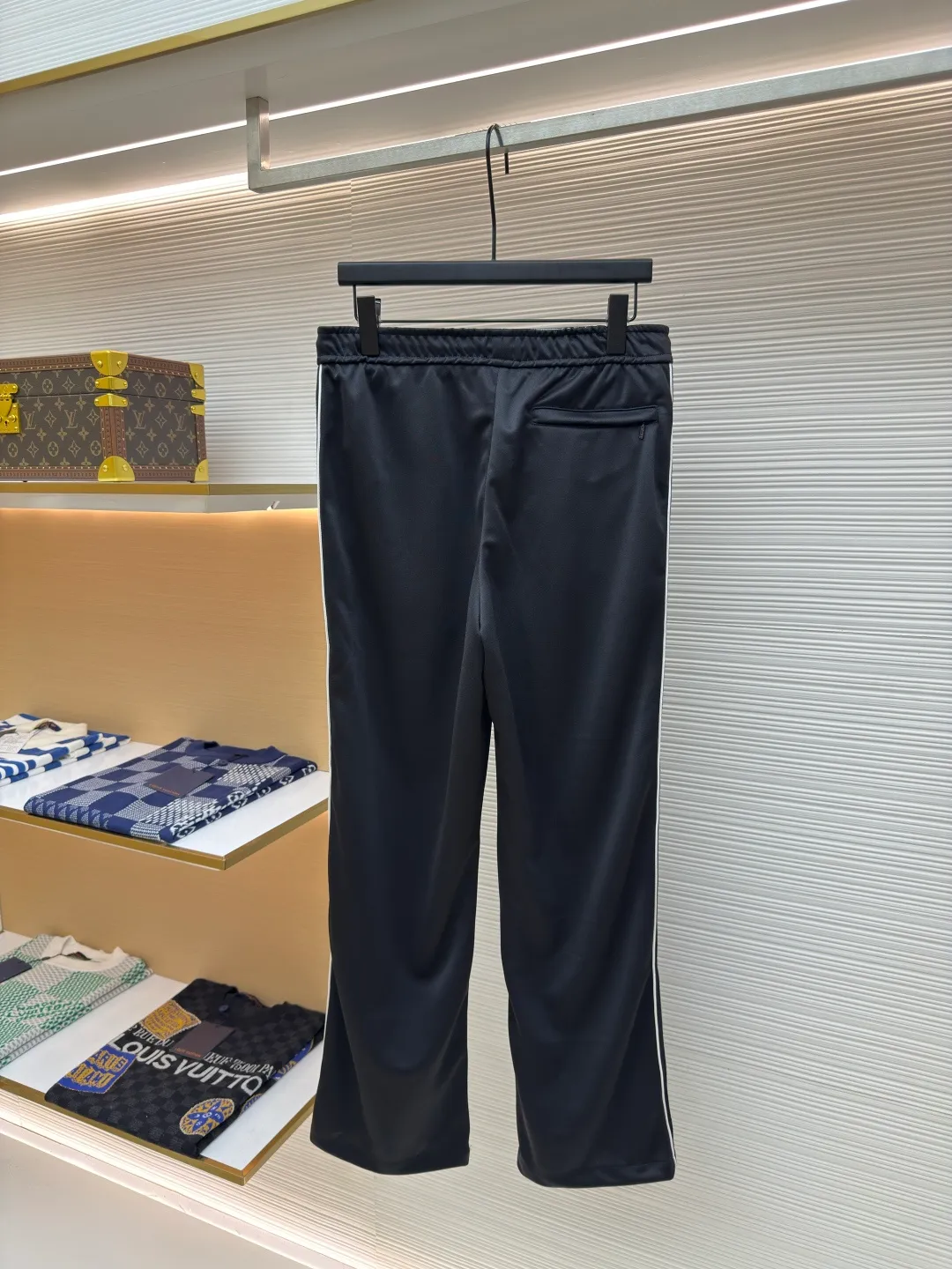 LOEWE embroidered webbing trousers ●Authentic product: Purchased and developed for 8300 ●Item number: 1680232-A85 ●Fabric: pure cotton fabric ●Technology: embroidery production ●Version: loose version ●Weight: about 505 grams ●Size: S-M-L-XL ●Description: Made of 40-count genuine mercerized double-sided, original customized fabric. Woven by the latest imported looms, with high-density texture and a very three-dimensional ready-to-wear pattern. The embroidery uses three-dimensional plane embroidery, and the number of high-density embroidery needles is as high as 6,400. The waistband is made of pure cotton custom-woven jacquard technology, and the entire waistband has the LOEWE brand logo. The back pocket zipper is made of 100% nylon custom material, and the zipper has the LOEWE brand logo. The webbing is made of pure cotton and the original size is 1:1, and the letter tape is made of silver yarn. The overall wiring is straight and delicate, the fabric is comfortable and soft, and the color is consistent without color difference. It can be matched with the same style to create a fashionable look and control various occasions. Customized accessories, complete with three standards, same style for men and women!