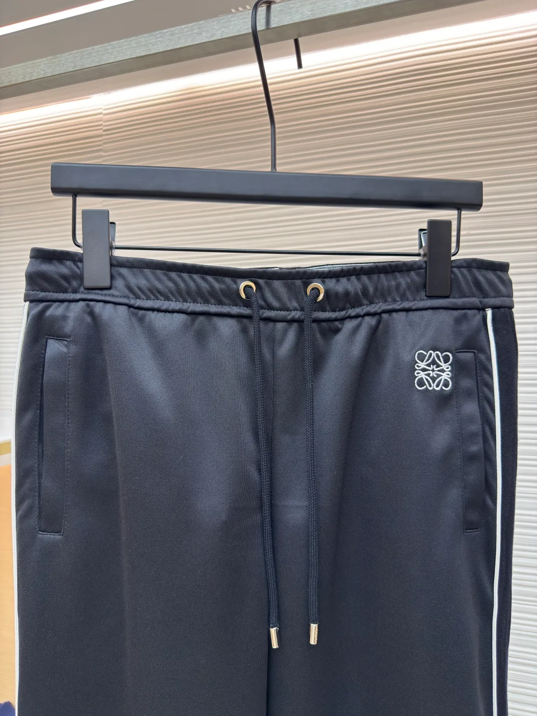 LOEWE embroidered webbing trousers ●Authentic product: Purchased and developed for 8300 ●Item number: 1680232-A85 ●Fabric: pure cotton fabric ●Technology: embroidery production ●Version: loose version ●Weight: about 505 grams ●Size: S-M-L-XL ●Description: Made of 40-count genuine mercerized double-sided, original customized fabric. Woven by the latest imported looms, with high-density texture and a very three-dimensional ready-to-wear pattern. The embroidery uses three-dimensional plane embroidery, and the number of high-density embroidery needles is as high as 6,400. The waistband is made of pure cotton custom-woven jacquard technology, and the entire waistband has the LOEWE brand logo. The back pocket zipper is made of 100% nylon custom material, and the zipper has the LOEWE brand logo. The webbing is made of pure cotton and the original size is 1:1, and the letter tape is made of silver yarn. The overall wiring is straight and delicate, the fabric is comfortable and soft, and the color is consistent without color difference. It can be matched with the same style to create a fashionable look and control various occasions. Customized accessories, complete with three standards, same style for men and women!