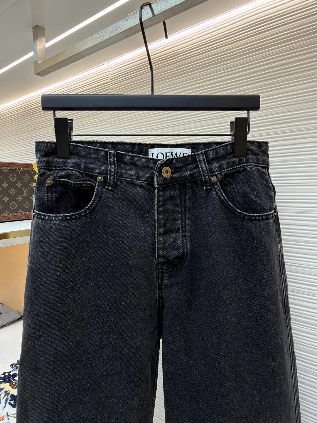Loewe Anagram denim jeans ●Authentic product: Purchased and developed for 9900 ●Item number: 1680406-A90 ●Material: denim denim fabric ●Technology: laser cutting ●Version: fitted version ●Weight: about 755 grams ●Size: 46-48-50-52 ●Description: Customized dense core condensate material, comfortable and close to the skin, full of texture, Elbows decorated with Anagram hollow design The button-flap welt pockets on the chest are sublimated. The classic LOEWE leather logo on the back is embellished with visual recognition. It is a declaration of personality and taste. The collision of classics and innovation. The versatile charm of the denim jacket. The denim element is also synonymous with casualness. Using laser cutting, the elbows are manually disassembled, laid out flat for laser positioning and cutting the anagram pattern, and then hand-applied internally, and finally manually sewn on. The labor cost is high, the loss is high, and the daily output is low. The overall wiring is straight and delicate, the fabric is comfortable and soft, and the color is consistent without color difference. It can be matched with the same style to create a fashionable look and control various occasions. Customized accessories, complete with three standards, same style for men and women!