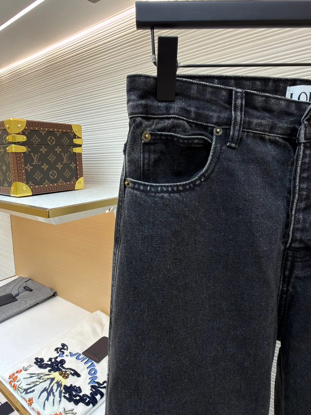 Loewe Anagram denim jeans ●Authentic product: Purchased and developed for 9900 ●Item number: 1680406-A90 ●Material: denim denim fabric ●Technology: laser cutting ●Version: fitted version ●Weight: about 755 grams ●Size: 46-48-50-52 ●Description: Customized dense core condensate material, comfortable and close to the skin, full of texture, Elbows decorated with Anagram hollow design The button-flap welt pockets on the chest are sublimated. The classic LOEWE leather logo on the back is embellished with visual recognition. It is a declaration of personality and taste. The collision of classics and innovation. The versatile charm of the denim jacket. The denim element is also synonymous with casualness. Using laser cutting, the elbows are manually disassembled, laid out flat for laser positioning and cutting the anagram pattern, and then hand-applied internally, and finally manually sewn on. The labor cost is high, the loss is high, and the daily output is low. The overall wiring is straight and delicate, the fabric is comfortable and soft, and the color is consistent without color difference. It can be matched with the same style to create a fashionable look and control various occasions. Customized accessories, complete with three standards, same style for men and women!