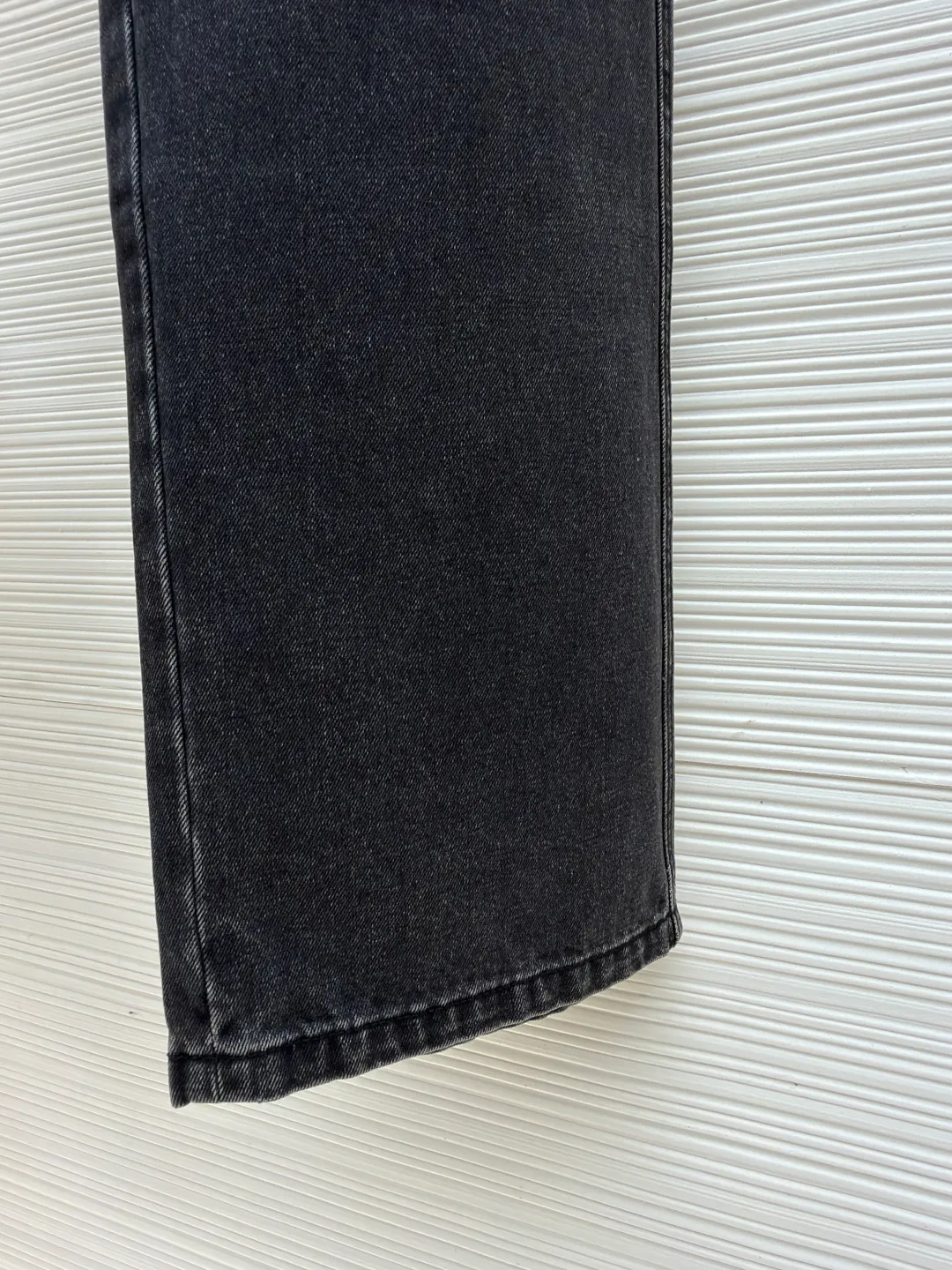 Loewe Anagram denim jeans ●Authentic product: Purchased and developed for 9900 ●Item number: 1680406-A90 ●Material: denim denim fabric ●Technology: laser cutting ●Version: fitted version ●Weight: about 755 grams ●Size: 46-48-50-52 ●Description: Customized dense core condensate material, comfortable and close to the skin, full of texture, Elbows decorated with Anagram hollow design The button-flap welt pockets on the chest are sublimated. The classic LOEWE leather logo on the back is embellished with visual recognition. It is a declaration of personality and taste. The collision of classics and innovation. The versatile charm of the denim jacket. The denim element is also synonymous with casualness. Using laser cutting, the elbows are manually disassembled, laid out flat for laser positioning and cutting the anagram pattern, and then hand-applied internally, and finally manually sewn on. The labor cost is high, the loss is high, and the daily output is low. The overall wiring is straight and delicate, the fabric is comfortable and soft, and the color is consistent without color difference. It can be matched with the same style to create a fashionable look and control various occasions. Customized accessories, complete with three standards, same style for men and women!