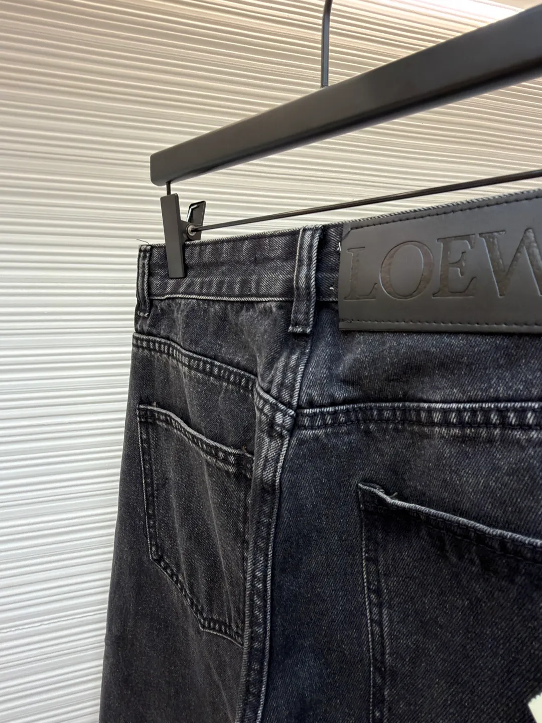 Loewe Anagram denim jeans ●Authentic product: Purchased and developed for 9900 ●Item number: 1680406-A90 ●Material: denim denim fabric ●Technology: laser cutting ●Version: fitted version ●Weight: about 755 grams ●Size: 46-48-50-52 ●Description: Customized dense core condensate material, comfortable and close to the skin, full of texture, Elbows decorated with Anagram hollow design The button-flap welt pockets on the chest are sublimated. The classic LOEWE leather logo on the back is embellished with visual recognition. It is a declaration of personality and taste. The collision of classics and innovation. The versatile charm of the denim jacket. The denim element is also synonymous with casualness. Using laser cutting, the elbows are manually disassembled, laid out flat for laser positioning and cutting the anagram pattern, and then hand-applied internally, and finally manually sewn on. The labor cost is high, the loss is high, and the daily output is low. The overall wiring is straight and delicate, the fabric is comfortable and soft, and the color is consistent without color difference. It can be matched with the same style to create a fashionable look and control various occasions. Customized accessories, complete with three standards, same style for men and women!