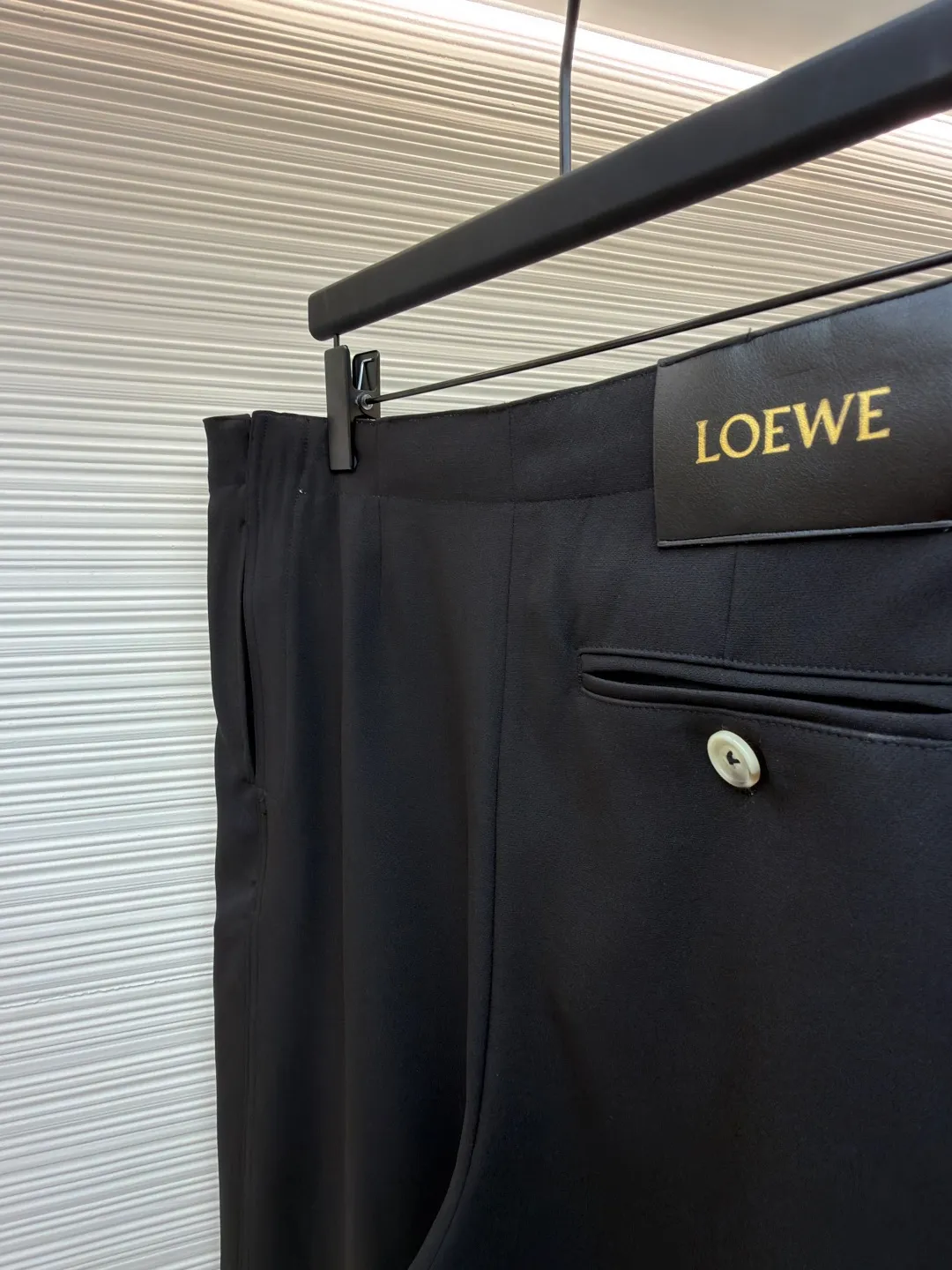 Loewe black belt trousers ●Original version: purchased and developed for 12900 ●Item number: 1682112-B15 ●Fabric: high weight dyed cotton satin fabric ●Technology: leather patch production ●Color: black ●Version: loose fit ●Weight: about 580 grams ●Size: 46-48-50-52 ●Description: Made of high-weight cotton satin fabric, high-weight high-temperature dyed cotton satin fabric is a high-end material with excellent texture and functionality. The core of its technology lies in the selection of high-count, long-staple cotton, and the satin weave method to minimize the interweaving points of warp and weft yarns, thereby forming a unique surface that is smooth, supple and with a faint luster. The high weight ensures that the fabric has a tight structure, is crisp and stylish, and has excellent drape and wear resistance. , "Using high-temperature and high-pressure dyeing technology in the dyeing process, the dye molecules can deeply penetrate into the core of the fiber, thereby achieving high color saturation, strong color fastness and not easy to fade. This process not only gives the fabric a rich and lasting color, but also makes it plump and soft to the touch. It also retains the natural breathability of cotton fiber, achieving a both luxurious and practical wearing experience. The contrasting color decorative belt echoes the theme of military uniforms and allows for flexible waist adjustment; the back is embossed with bronzing leather patches, which use high temperature and high pressure. The brand logo is permanently embossed on the leather and sewn onto the back of the jacket. This process makes the pattern clear and durable, becoming a low-key and powerful symbol of the brand's identity. The style adopts a regular fit and a mid-rise straight design to ensure clean lines and comfortable wearing. The front gathers are an important decorative element and provide room for movement in the functional legs. The pocket design is both practical and simple, while the rear button-stuck welt pocket enhances the sophistication of workwear style.