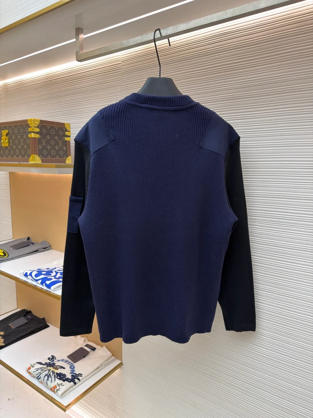 Loewe cotton blended long-sleeved sweater ●Original version: Purchased and developed for 8800 ●Item number: 1682326-B05 ●Fabric: 100% cotton ●Technology: knitted ●Color: black ●Version: fitted version ●Weight: about 525 grams ●Size: S-M-L-XL ●Description: This LOEWE cotton blended color-blocked long-sleeved sweater is made of high-quality cotton blended fabric as the base. It has been treated with a professional wool fermentation washing process to give the fabric a soft and delicate touch. It also improves the wrinkle resistance and breathability of the fabric, making it less likely to deform after long-term wear. The color-blocking design of the body is made of matte navy blue fabric, which contrasts with the black main body. The panels on the shoulders and sleeves add workwear-style details. The brand's iconic elements are presented using imported embroidery techniques. The stitches are fine and smooth, and the patterns are three-dimensional and clear, accurately restoring the brand's classic aesthetics. The entire garment is cut to fit ergonomics. The size of each part has been adjusted repeatedly, and it is normal for there to be an error of 1-3CM due to manual measurement. It is recommended that the garment be hand washed to preserve the integrity of the fabric and workmanship. The overall wiring is straight and delicate, the fabric is comfortable and soft, and the color is consistent without color difference. It can be matched with the same style to create a fashionable look and control various occasions. Customized accessories, complete with three standards, same style for men and women!