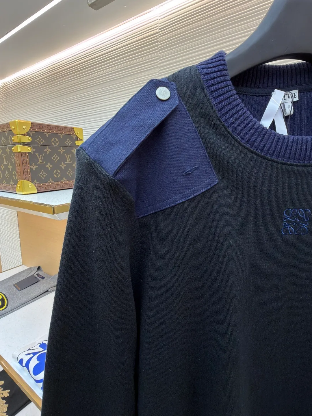 Loewe cotton blended long-sleeved sweater ●Original version: Purchased and developed for 8800 ●Item number: 1682326-B05 ●Fabric: 100% cotton ●Technology: knitted ●Color: black ●Version: fitted version ●Weight: about 525 grams ●Size: S-M-L-XL ●Description: This LOEWE cotton blended color-blocked long-sleeved sweater is made of high-quality cotton blended fabric as the base. It has been treated with a professional wool fermentation washing process to give the fabric a soft and delicate touch. It also improves the wrinkle resistance and breathability of the fabric, making it less likely to deform after long-term wear. The color-blocking design of the body is made of matte navy blue fabric, which contrasts with the black main body. The panels on the shoulders and sleeves add workwear-style details. The brand's iconic elements are presented using imported embroidery techniques. The stitches are fine and smooth, and the patterns are three-dimensional and clear, accurately restoring the brand's classic aesthetics. The entire garment is cut to fit ergonomics. The size of each part has been adjusted repeatedly, and it is normal for there to be an error of 1-3CM due to manual measurement. It is recommended that the garment be hand washed to preserve the integrity of the fabric and workmanship. The overall wiring is straight and delicate, the fabric is comfortable and soft, and the color is consistent without color difference. It can be matched with the same style to create a fashionable look and control various occasions. Customized accessories, complete with three standards, same style for men and women!