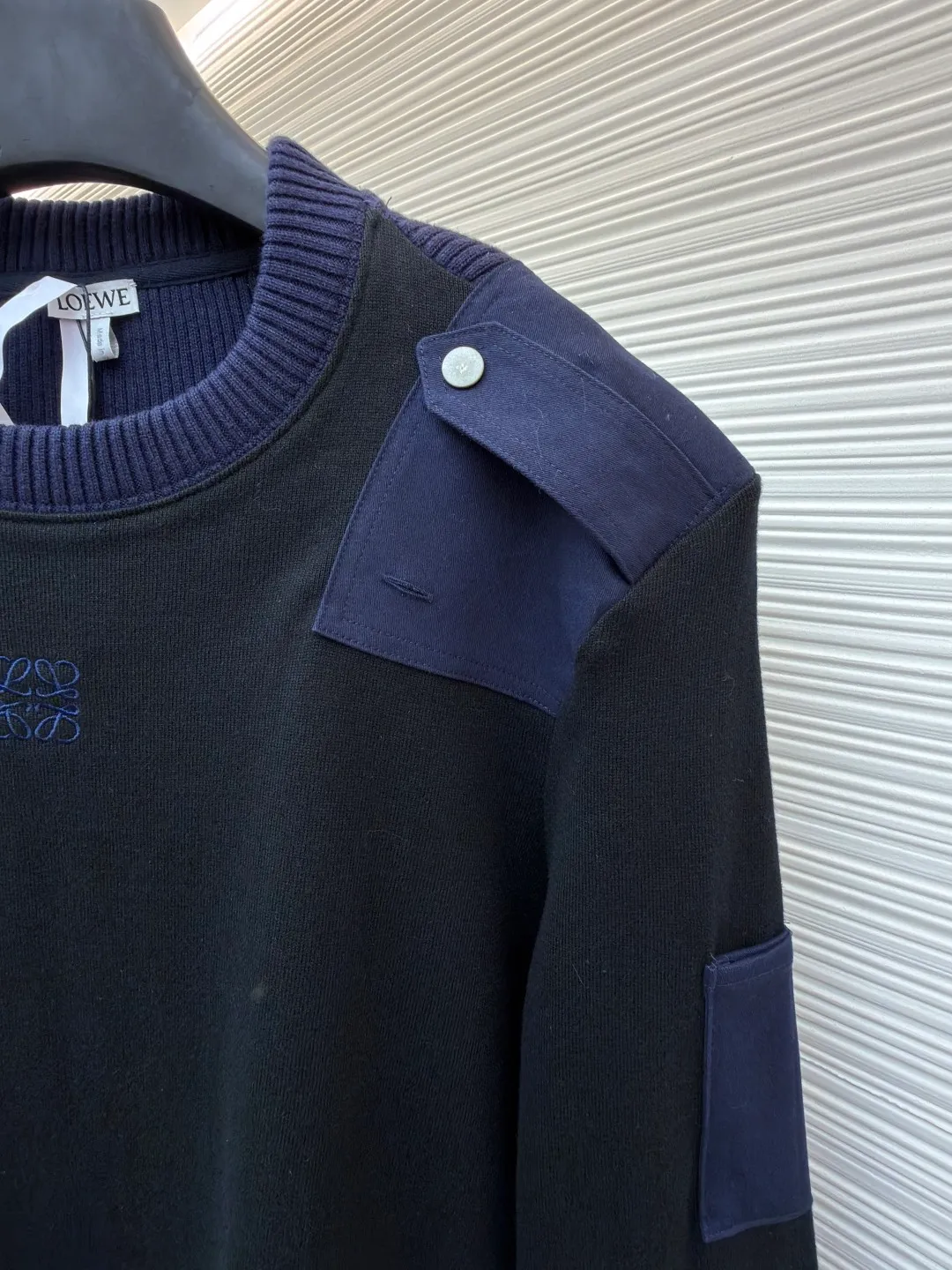 Loewe cotton blended long-sleeved sweater ●Original version: Purchased and developed for 8800 ●Item number: 1682326-B05 ●Fabric: 100% cotton ●Technology: knitted ●Color: black ●Version: fitted version ●Weight: about 525 grams ●Size: S-M-L-XL ●Description: This LOEWE cotton blended color-blocked long-sleeved sweater is made of high-quality cotton blended fabric as the base. It has been treated with a professional wool fermentation washing process to give the fabric a soft and delicate touch. It also improves the wrinkle resistance and breathability of the fabric, making it less likely to deform after long-term wear. The color-blocking design of the body is made of matte navy blue fabric, which contrasts with the black main body. The panels on the shoulders and sleeves add workwear-style details. The brand's iconic elements are presented using imported embroidery techniques. The stitches are fine and smooth, and the patterns are three-dimensional and clear, accurately restoring the brand's classic aesthetics. The entire garment is cut to fit ergonomics. The size of each part has been adjusted repeatedly, and it is normal for there to be an error of 1-3CM due to manual measurement. It is recommended that the garment be hand washed to preserve the integrity of the fabric and workmanship. The overall wiring is straight and delicate, the fabric is comfortable and soft, and the color is consistent without color difference. It can be matched with the same style to create a fashionable look and control various occasions. Customized accessories, complete with three standards, same style for men and women!